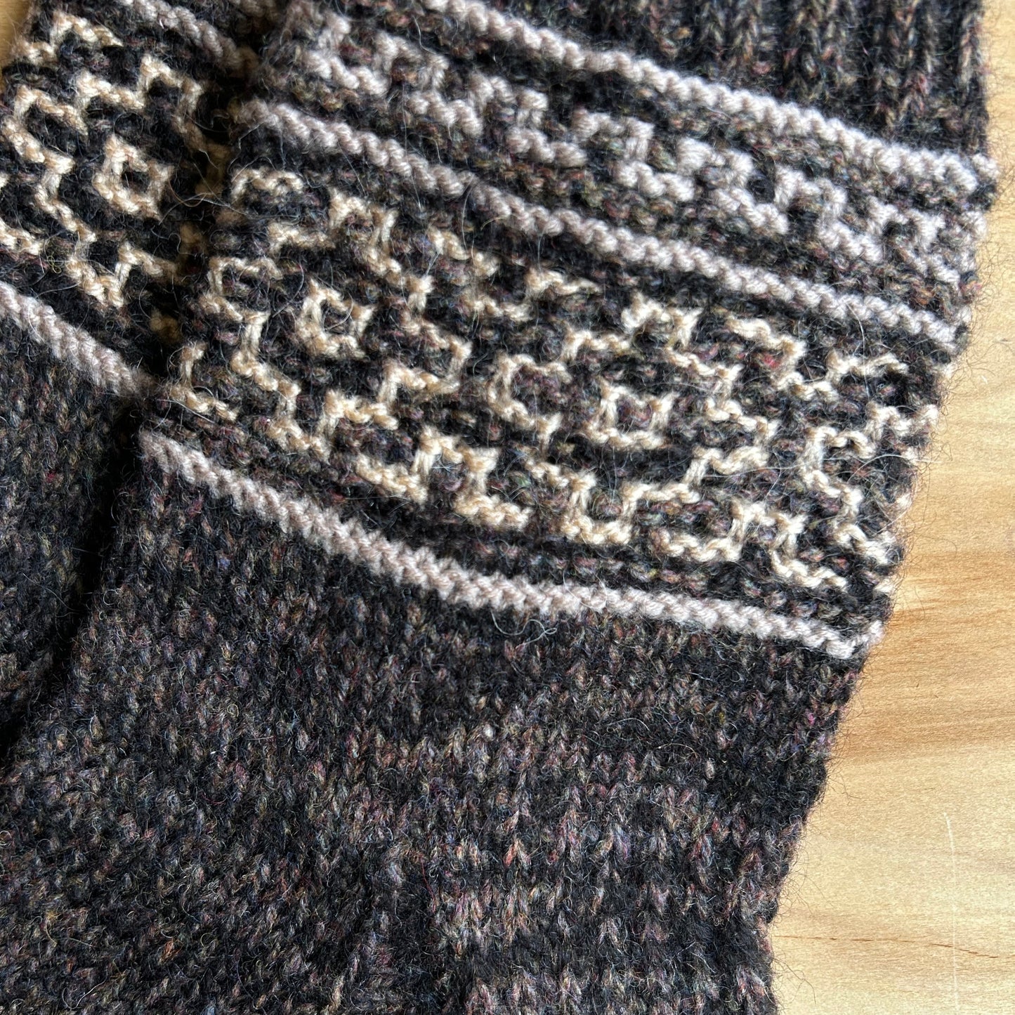 Siltās zeķes 45.-47.izm. raibas brūnas zeķes ar gaiši brūniem ornamentiem (MALI 45)