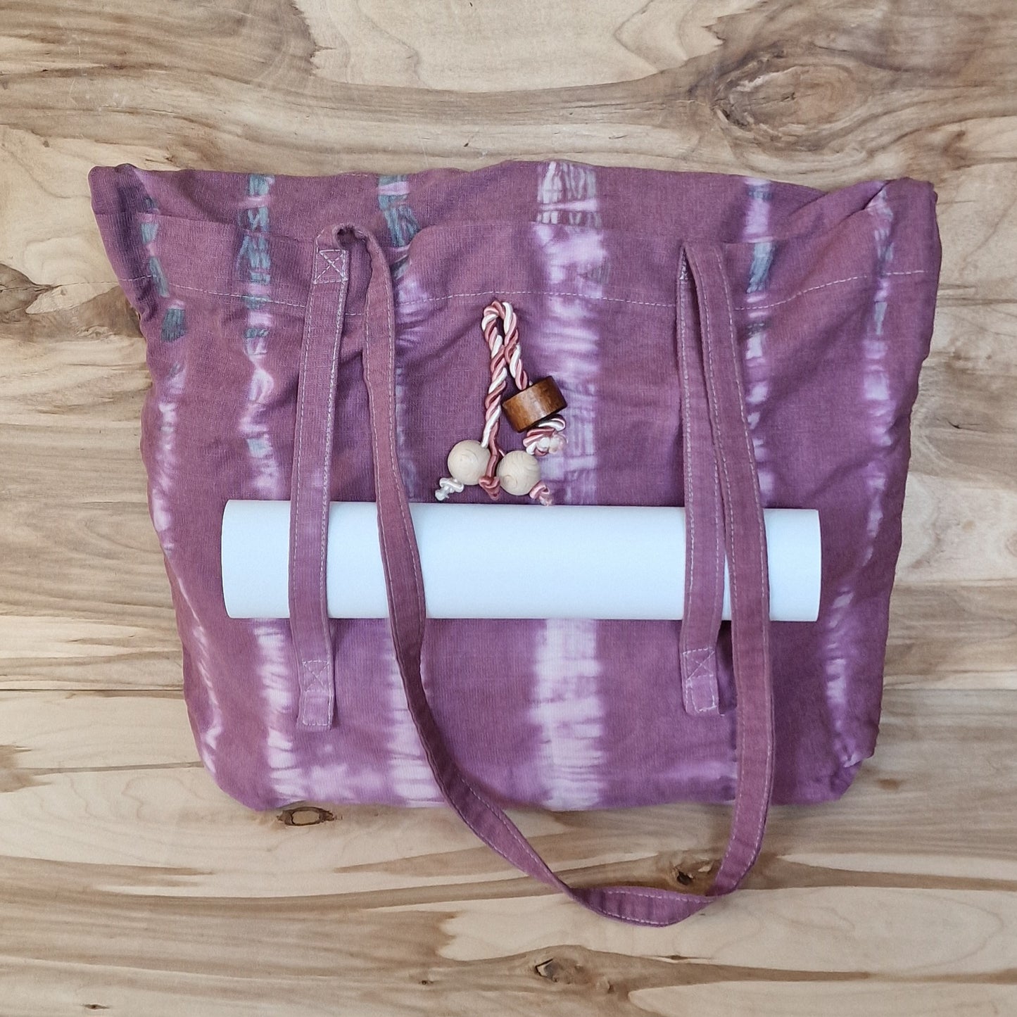 Kokvilnas auduma soma/taša - rozā ar koka bumbuļiem (RŪBĒ 17)
