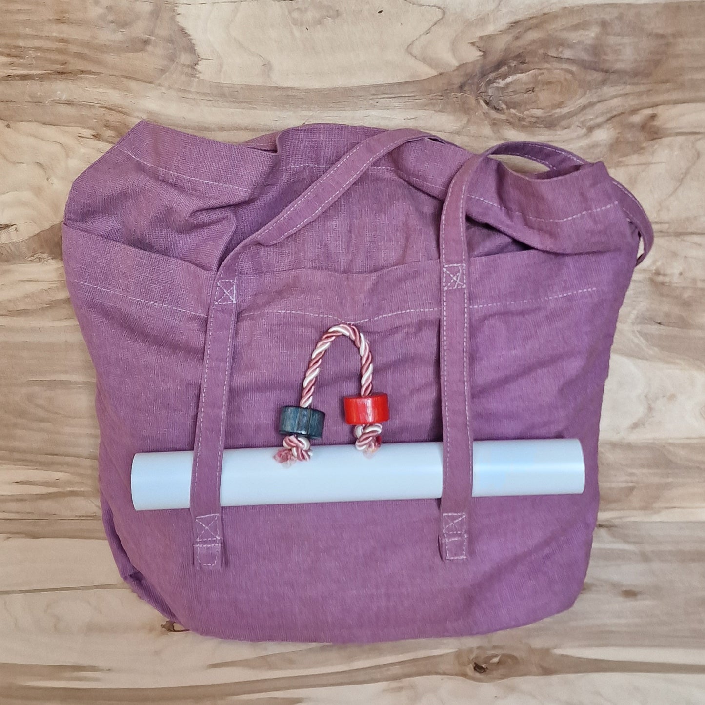 Kokvilnas auduma soma/taša - rozā ar koka cilindriem (RŪBĒ 21)