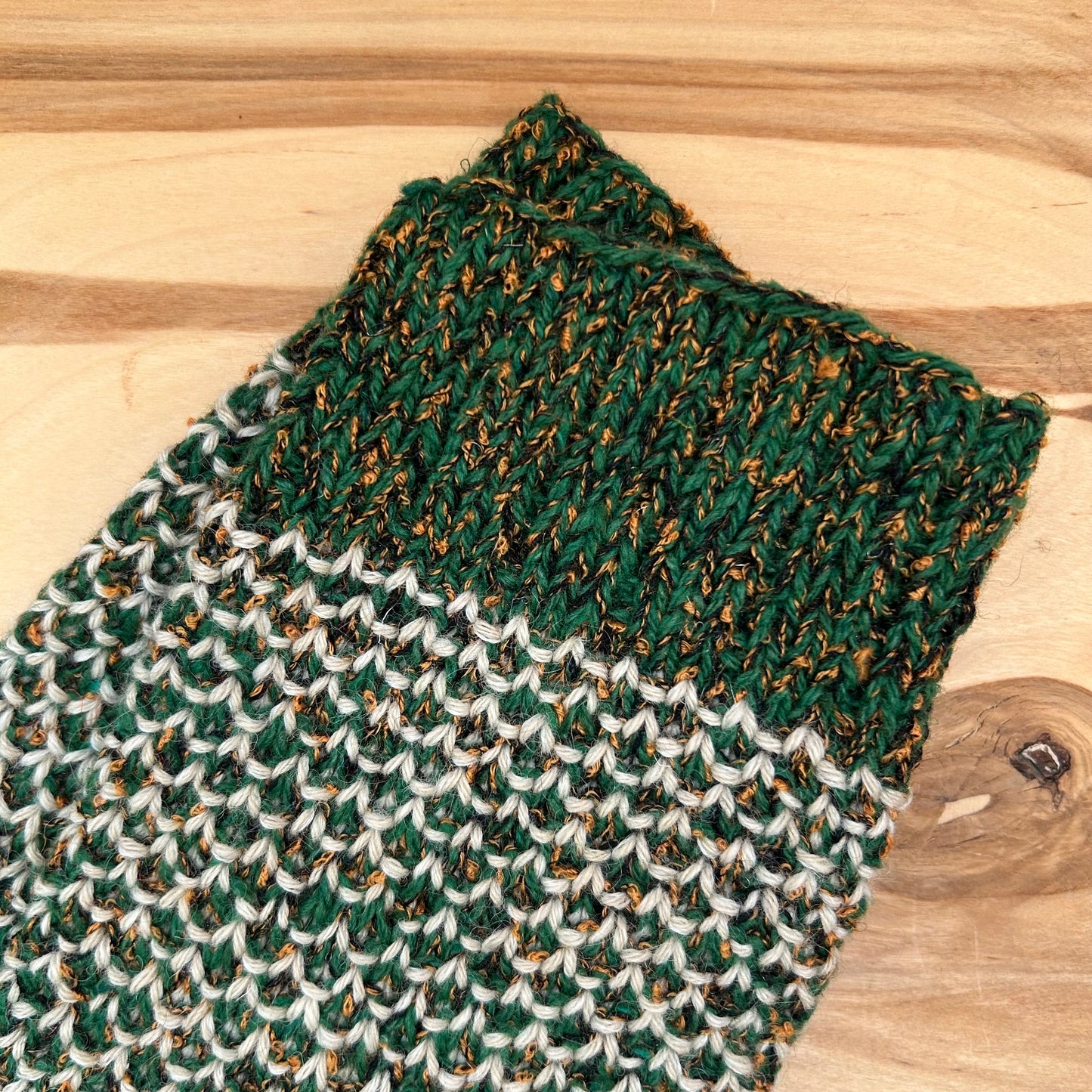 Rakstainas siltās zeķes zaļā krāsā ar bēšiem rakstiem 40,5.-42,5.izm. (INPO 103)