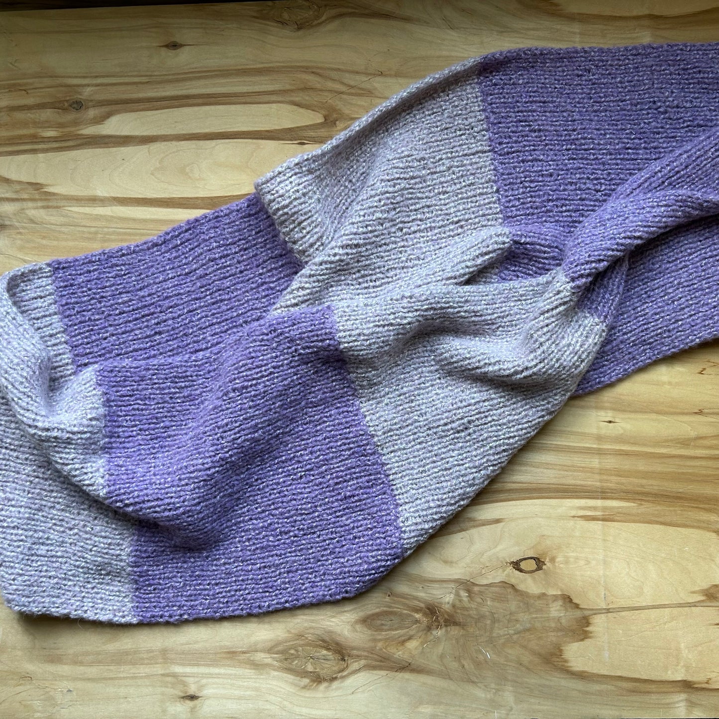 Rokām adīta pelēkrozā / lillā mohēras šalle (RECE 67)