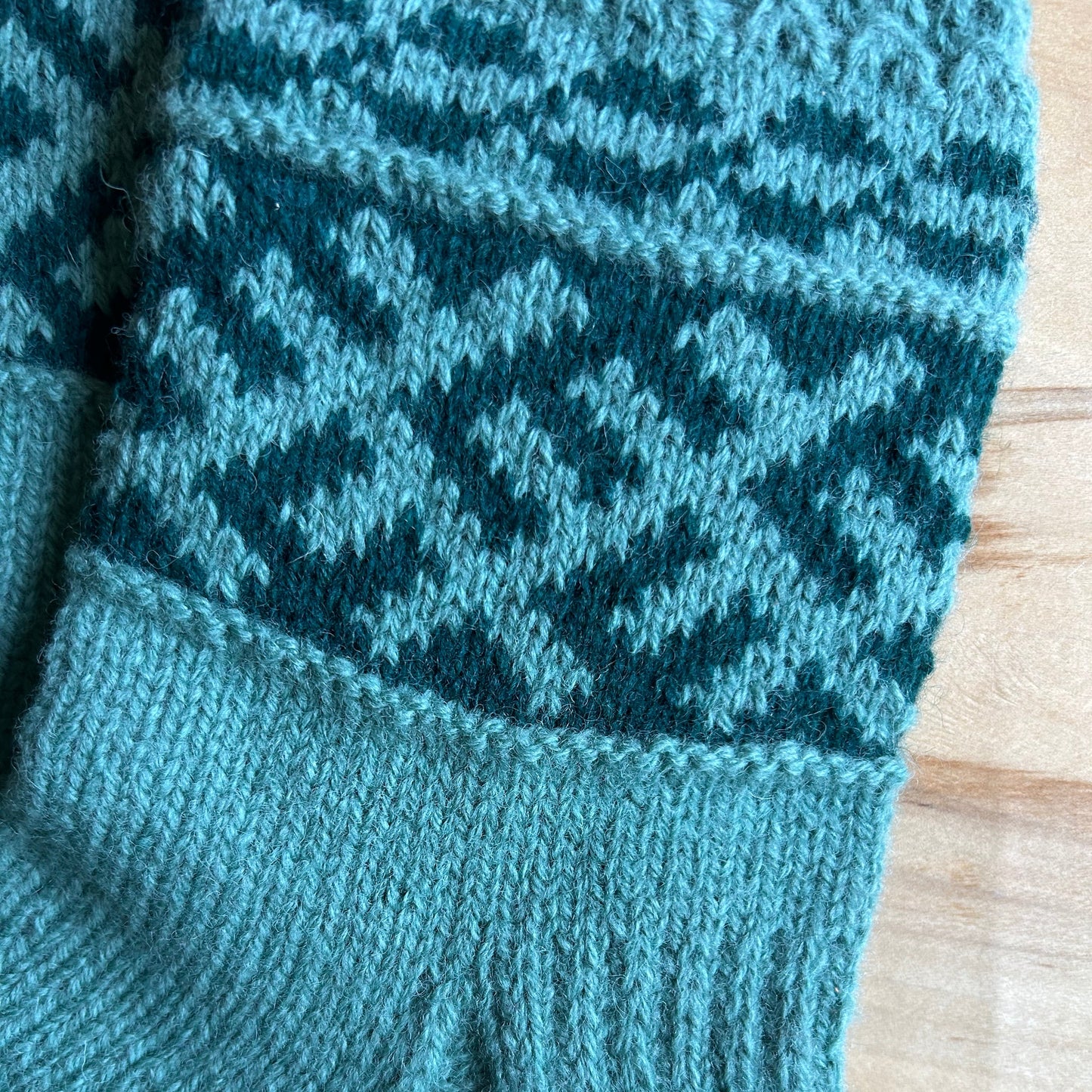 Siltās zeķes 43.-45.izm. zilganzaļā krāsā ar zaļiem ornamentiem (MALI 42)