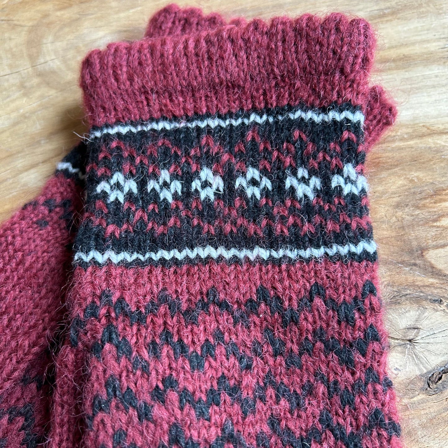 Tumši sarkani sieviešu dūraiņi ar melniem un baltiem ornamentiem (MAFE 2)