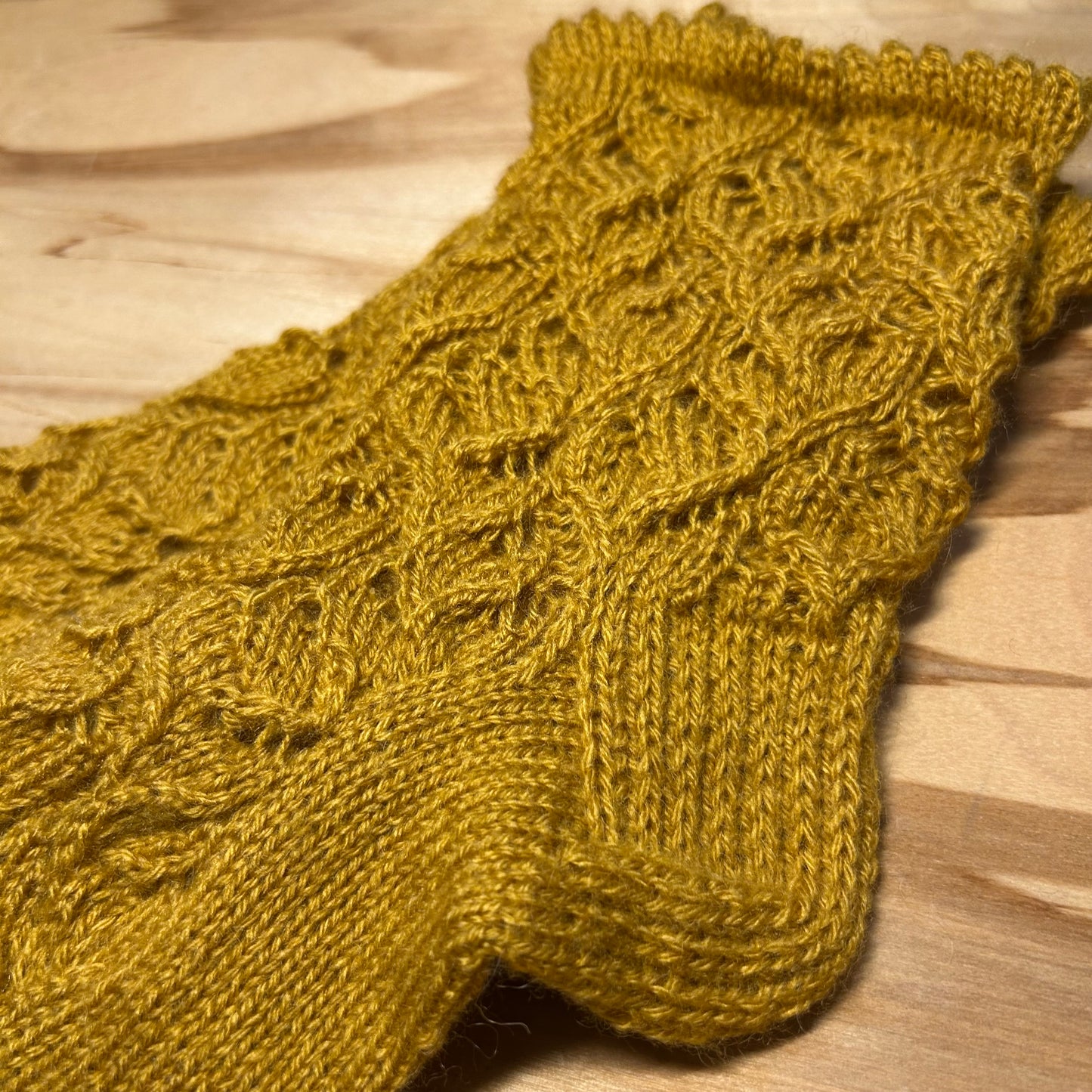 Sinepju dzeltenas krāsas mežģīņu adījuma siltās zeķes 42.-44. izm. (SITĒ 36)