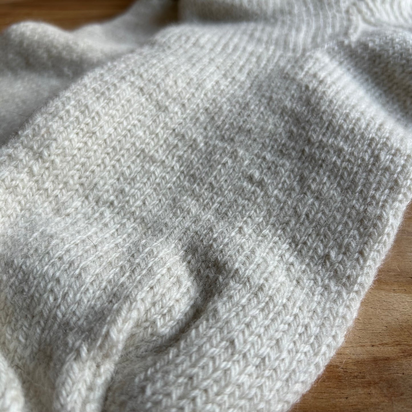 Dabīgi baltas vidēji īsas vilnas zeķes ar zaļu ornamentu uz stulma 42. -44.izm. (AIDZ 45)