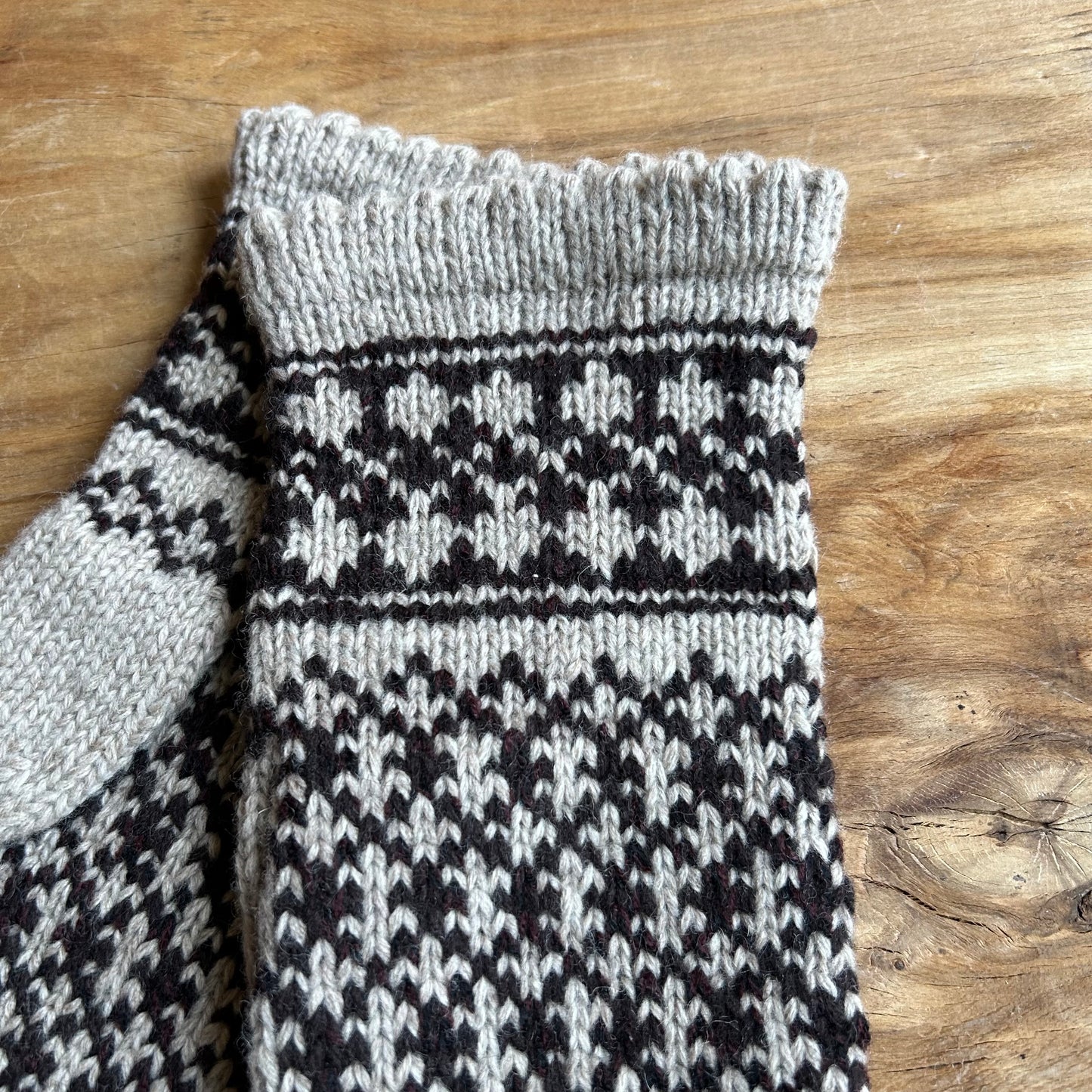 Gaiši pelēki sieviešu dūraiņi ar melniem ornamentiem (MAFE 3)