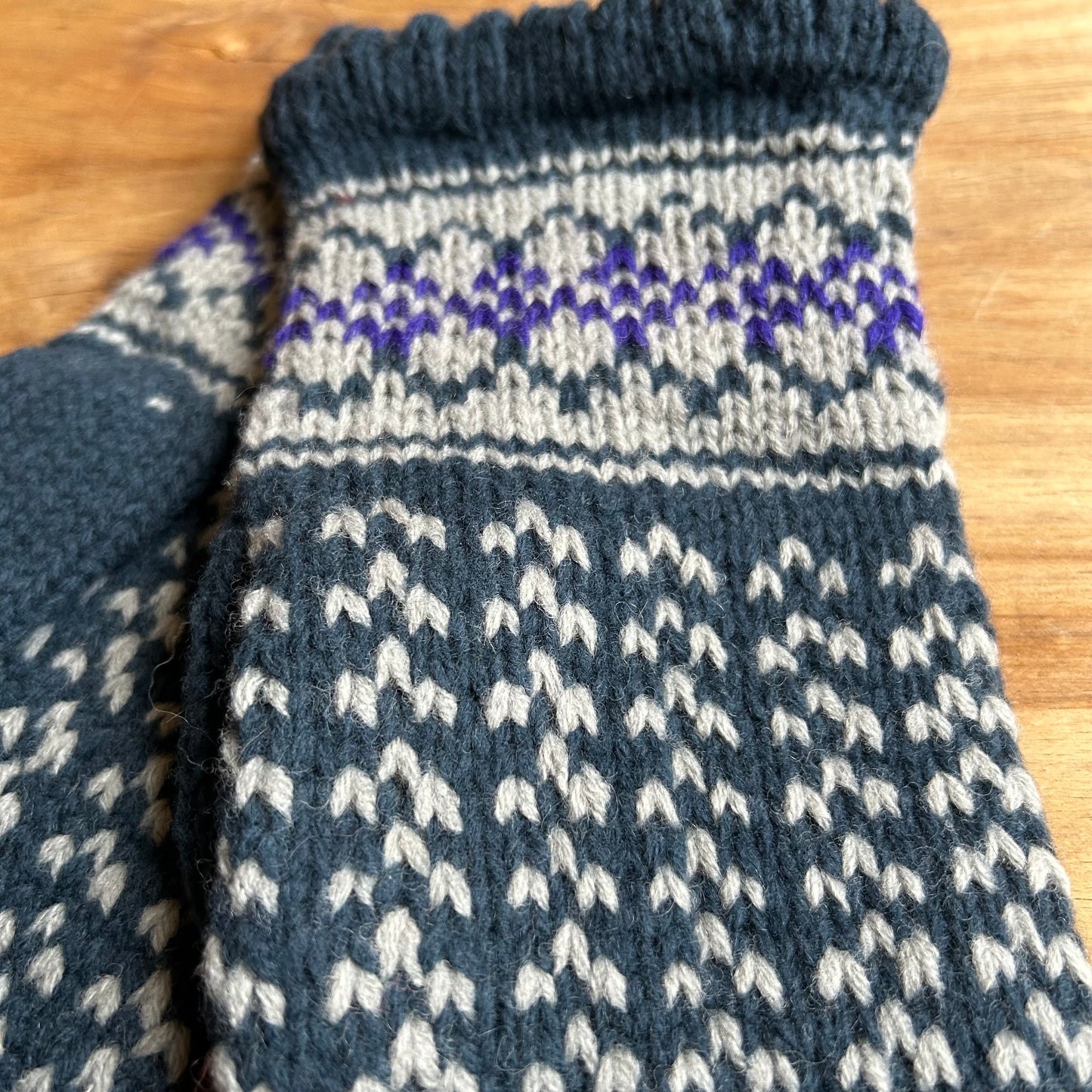 Zilganzaļi sieviešu dūraiņi ar pelēkiem un ziliem ornamentiem (MAFE 8)