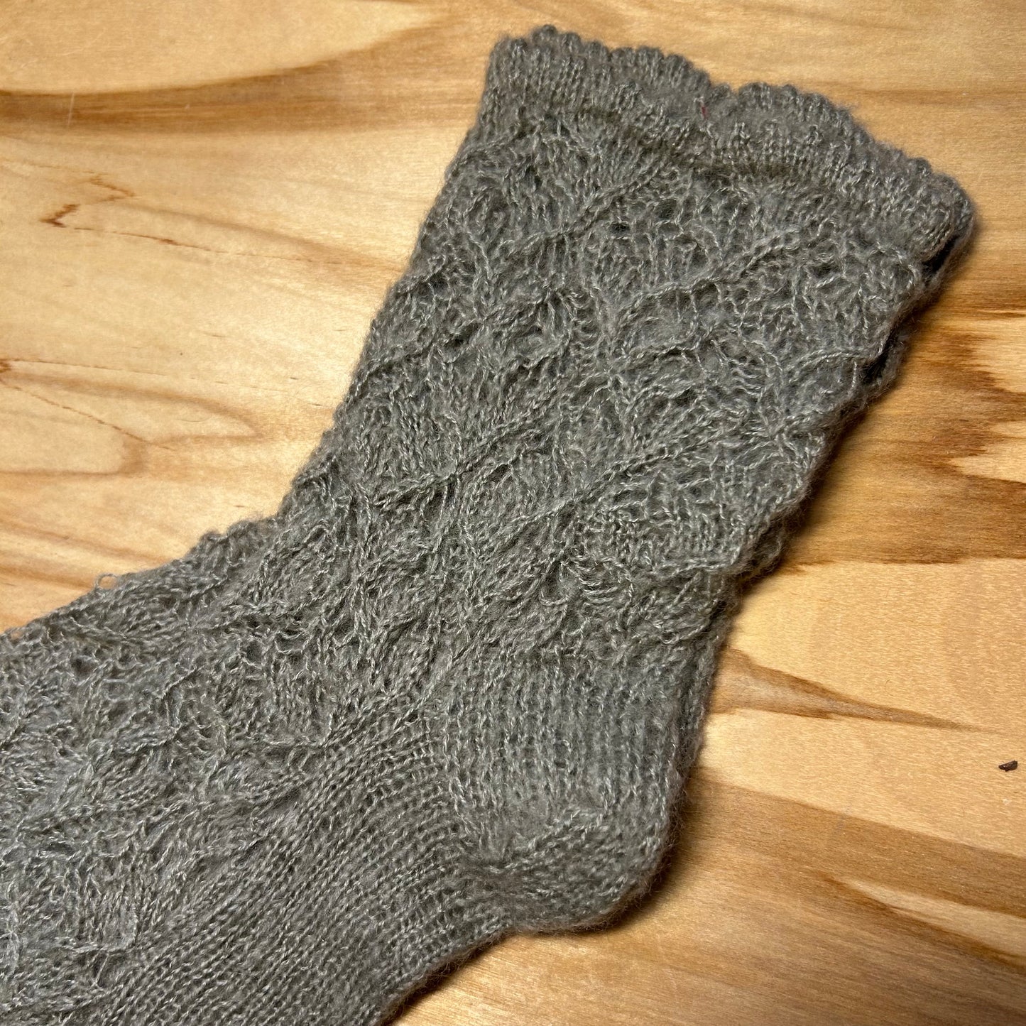 Gaiši pelēkas krāsas mežģīņu adījuma siltās zeķes 40.-42. izm. (SITĒ 37)