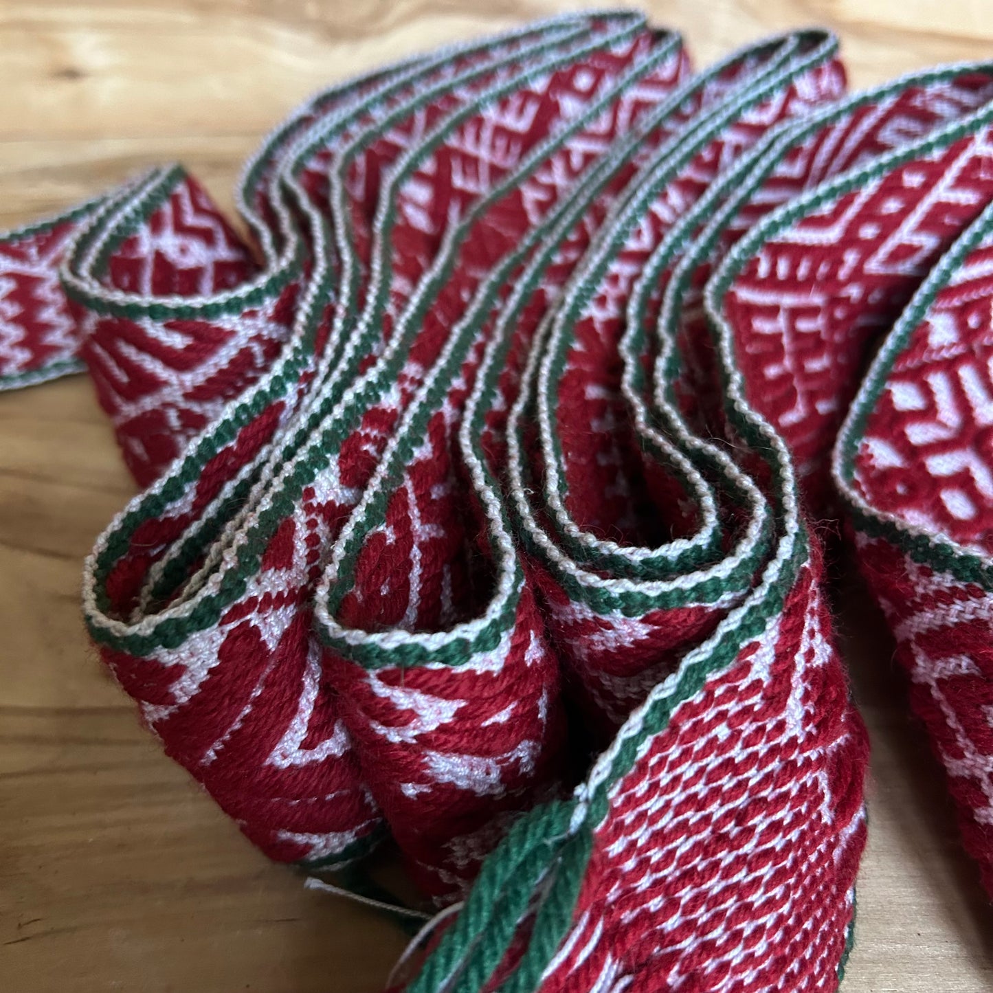 Rokām austa tautiskā josta 330 x 6 cm (INĢE 18)