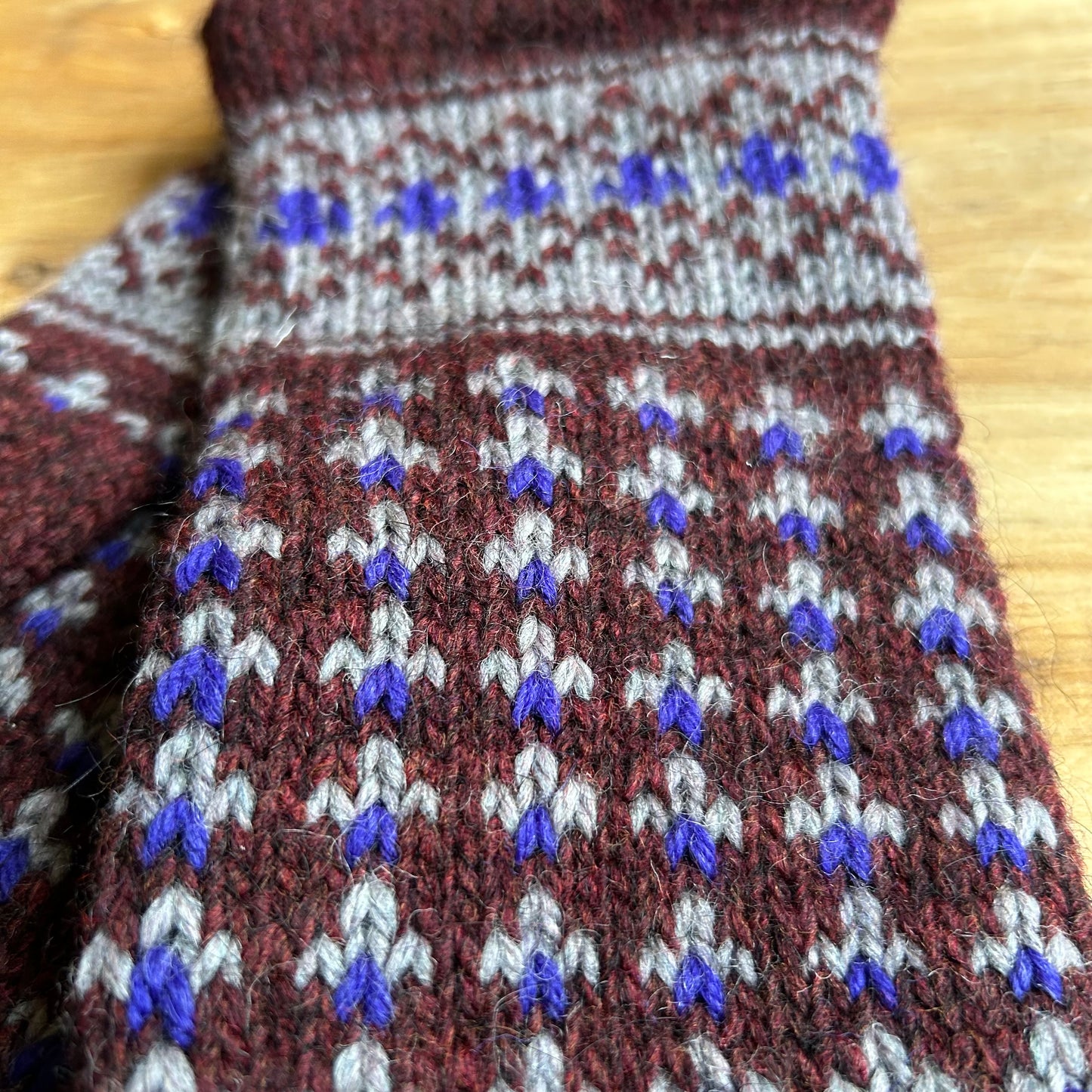 Brūni sieviešu dūraiņi ar pelēkiem un ziliem ornamentiem (MAFE 9)