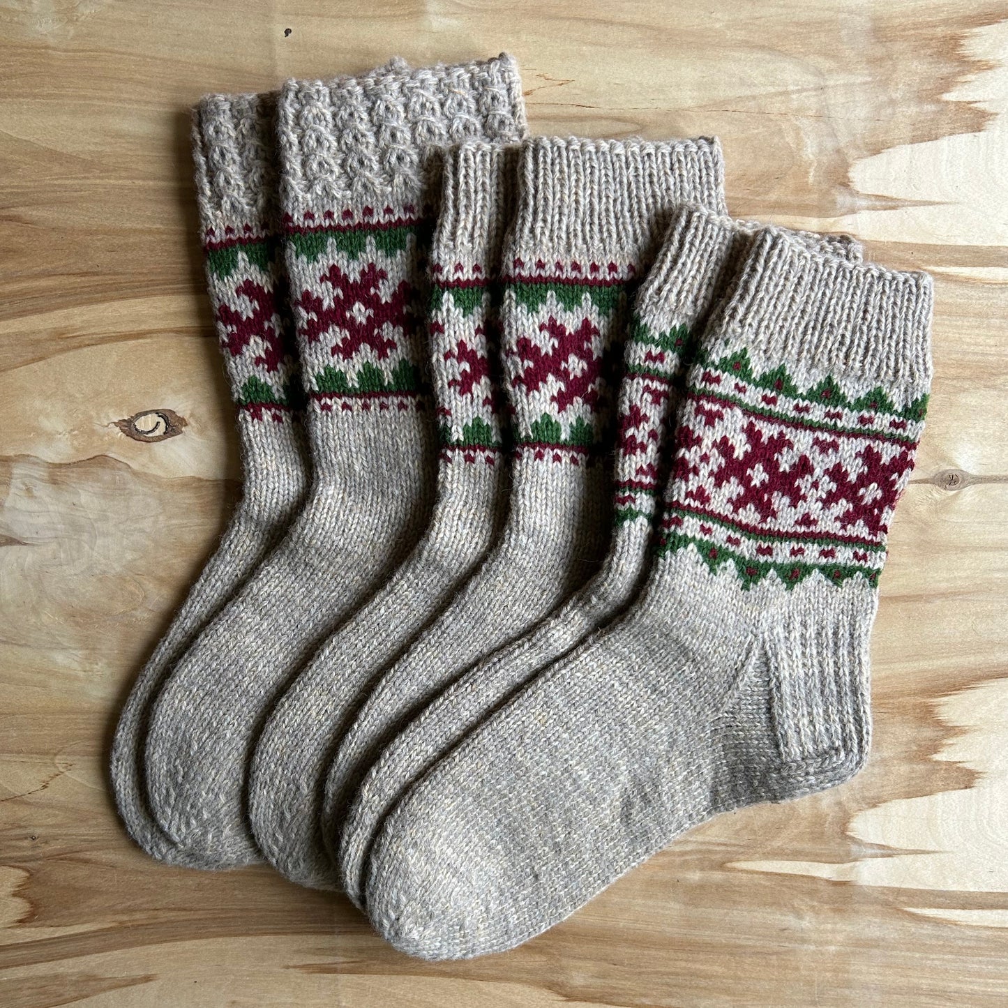 Siltās zeķes 45.-47.izm. gaiši brūnas zeķes ar sarkaniem ornamentiem (MALI 51)