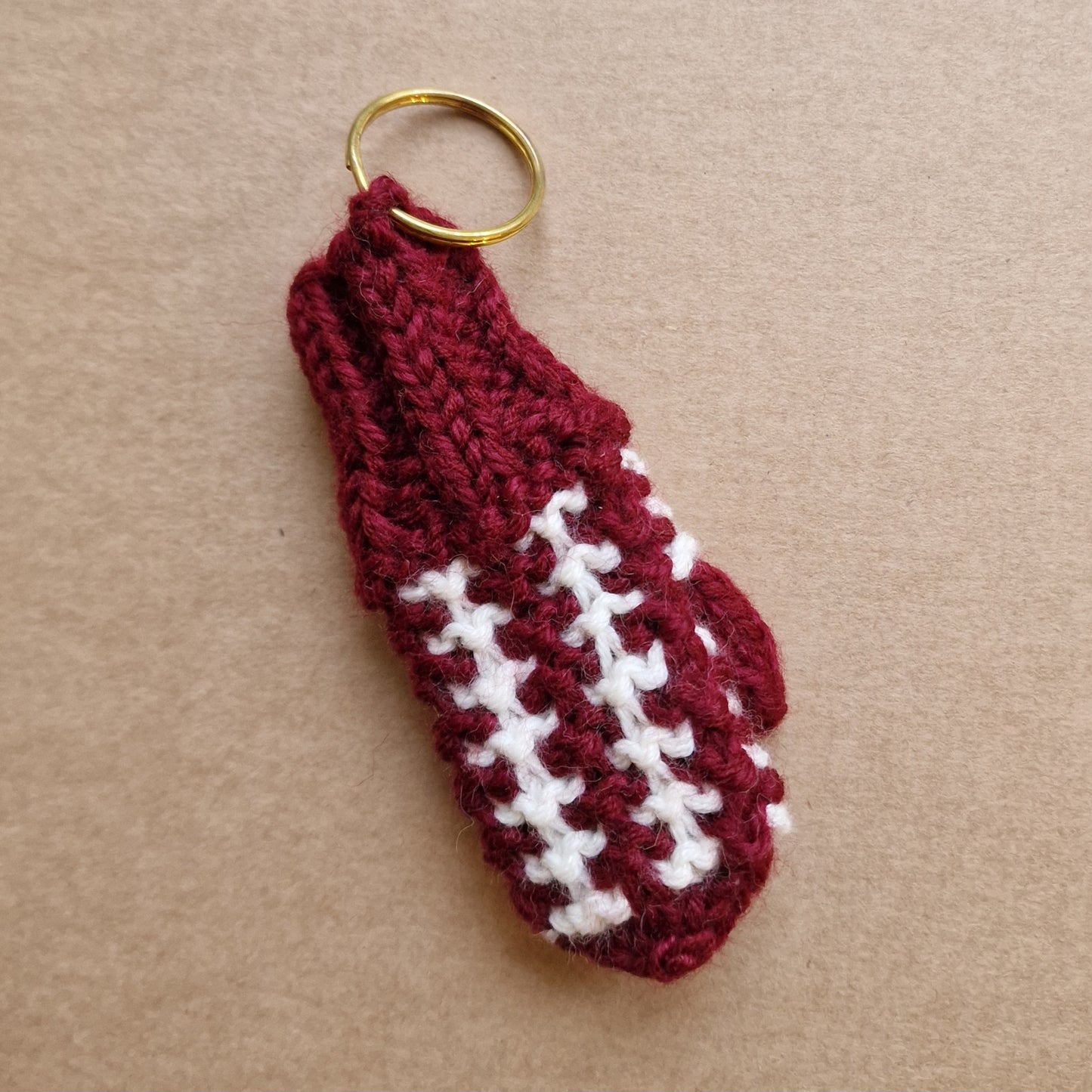 Atslēgu piekariņš - dūrainītis bordo/balts (VEPA LV A1) - www.tiptip.lv