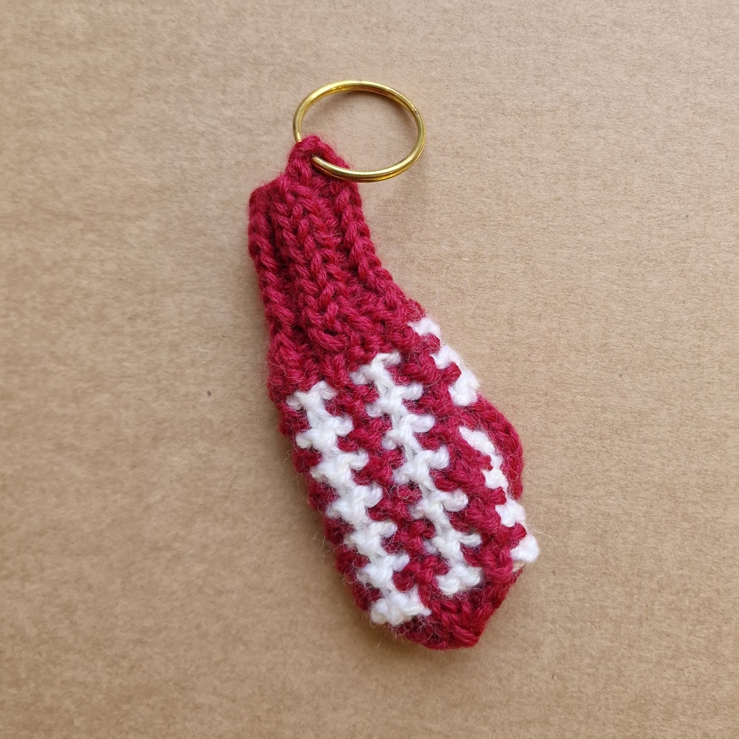 Atslēgu piekariņš - dūrainītis sarkani/balts (VEPA LV A2) - www.tiptip.lv