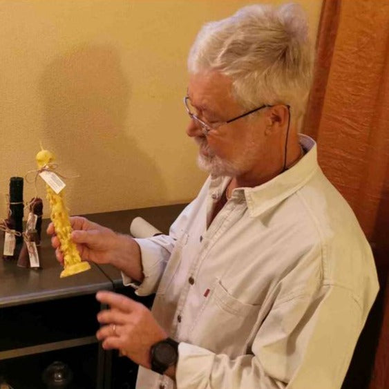 Tumši pelēka rokām veidota svece (ARHE 23) - www.tiptip.lv