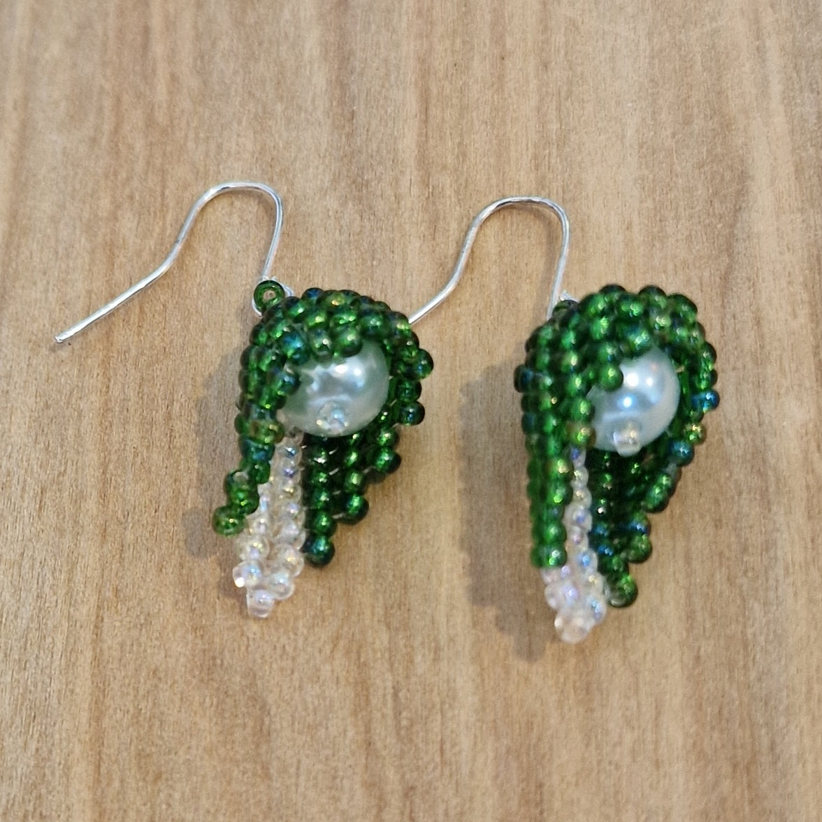 Balti zaļi sīkpērlīšu auskari "Paslēptā pērle" (DAMI 13) - www.tiptip.lv