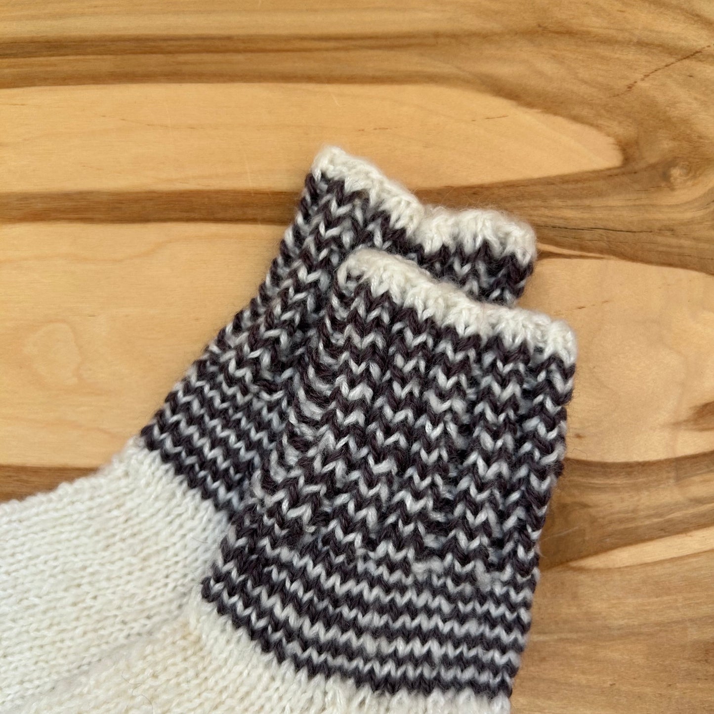 Baltas adītas siltās zeķītes 25.-27.izm. (SITĒ 56)