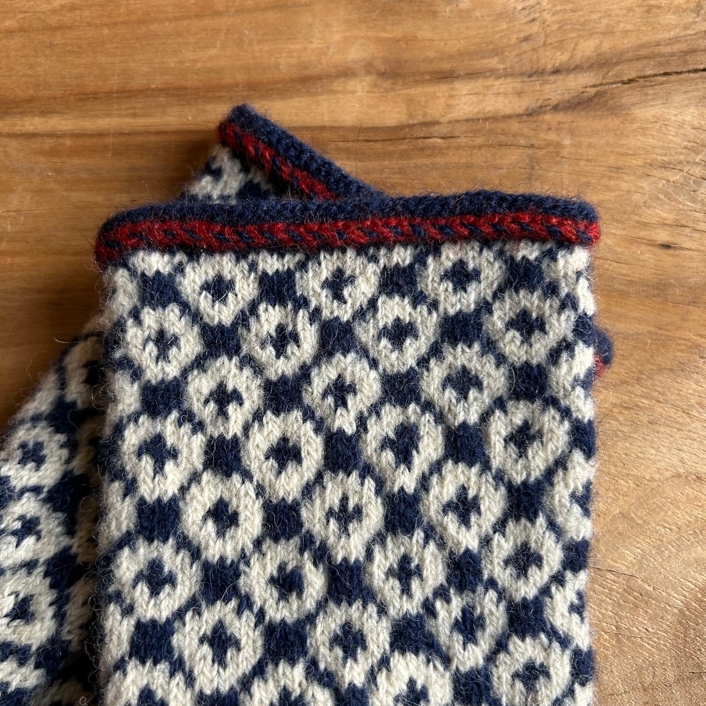 Vilnas dūraiņi ar tumši ziliem rakstiem rombiņos (AIDZ 41)