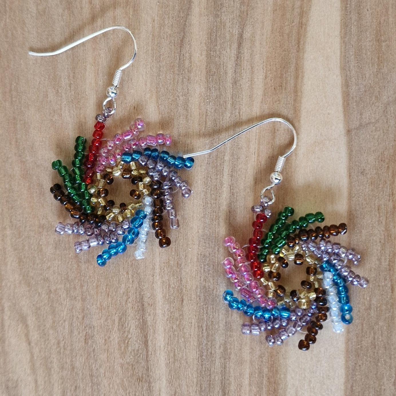 Dažādu krāsu sīkpērlīšu auskari "Karuselis" (DAMI 15) - www.tiptip.lv