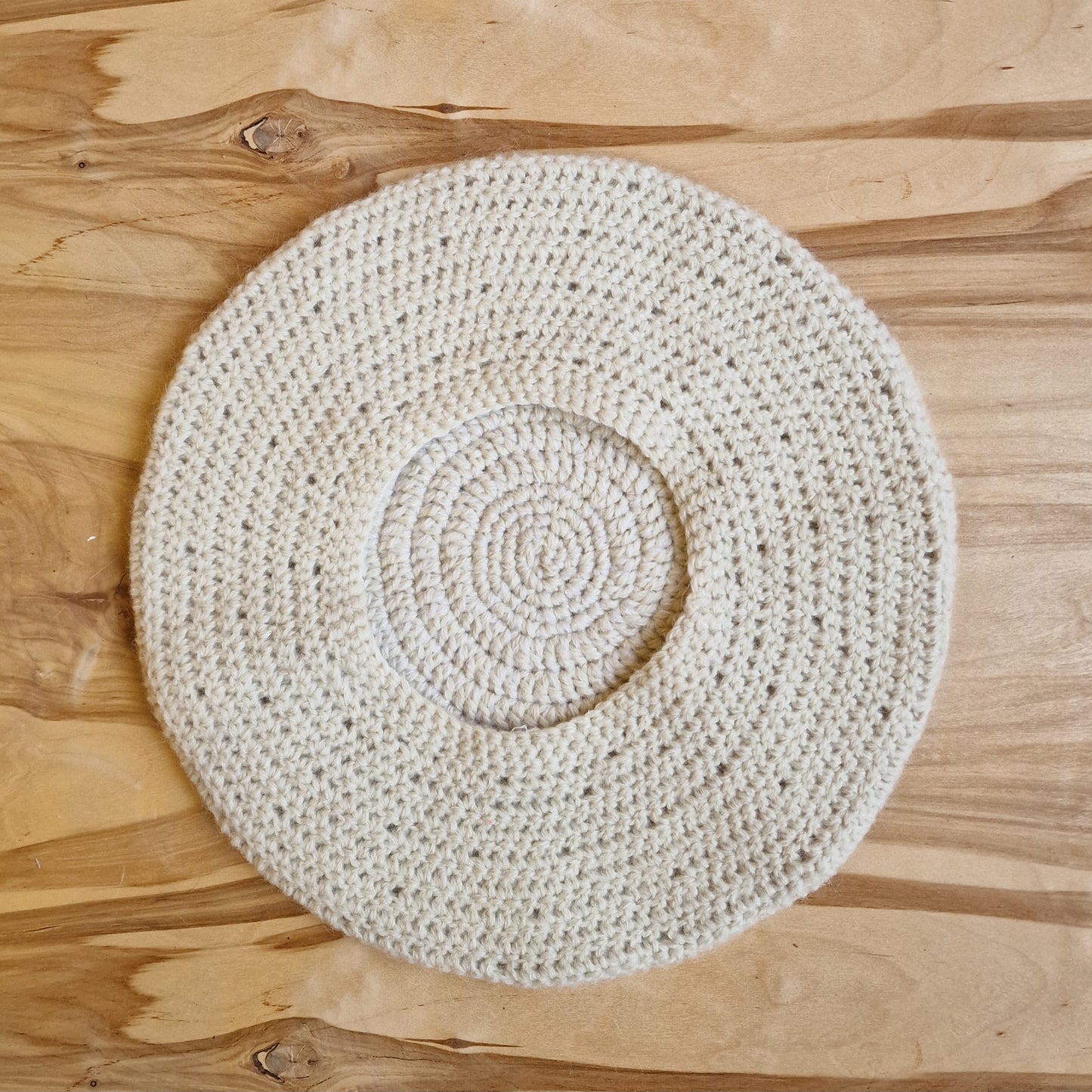 Dabīgi balta tamborēta berete (DZTO 71) - www.tiptip.lv