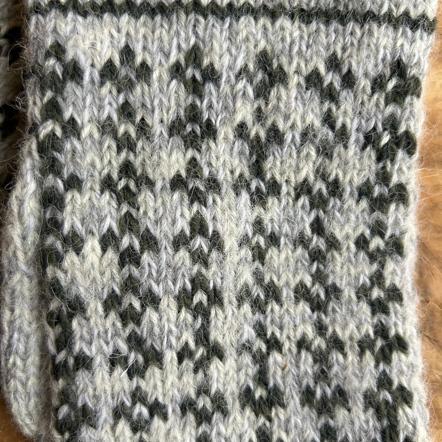 Gaiši pelēki sieviešu dūraiņi ar zaļu ornamentu (MAFE 1)