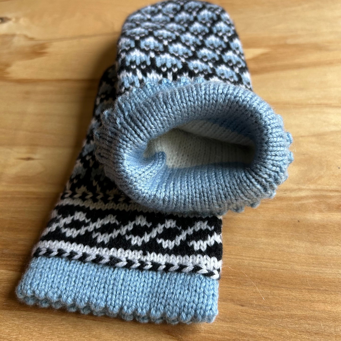 Zili merino vilnas dūraiņi ar baltiem un brūniem ornamentiem (RABE 85)