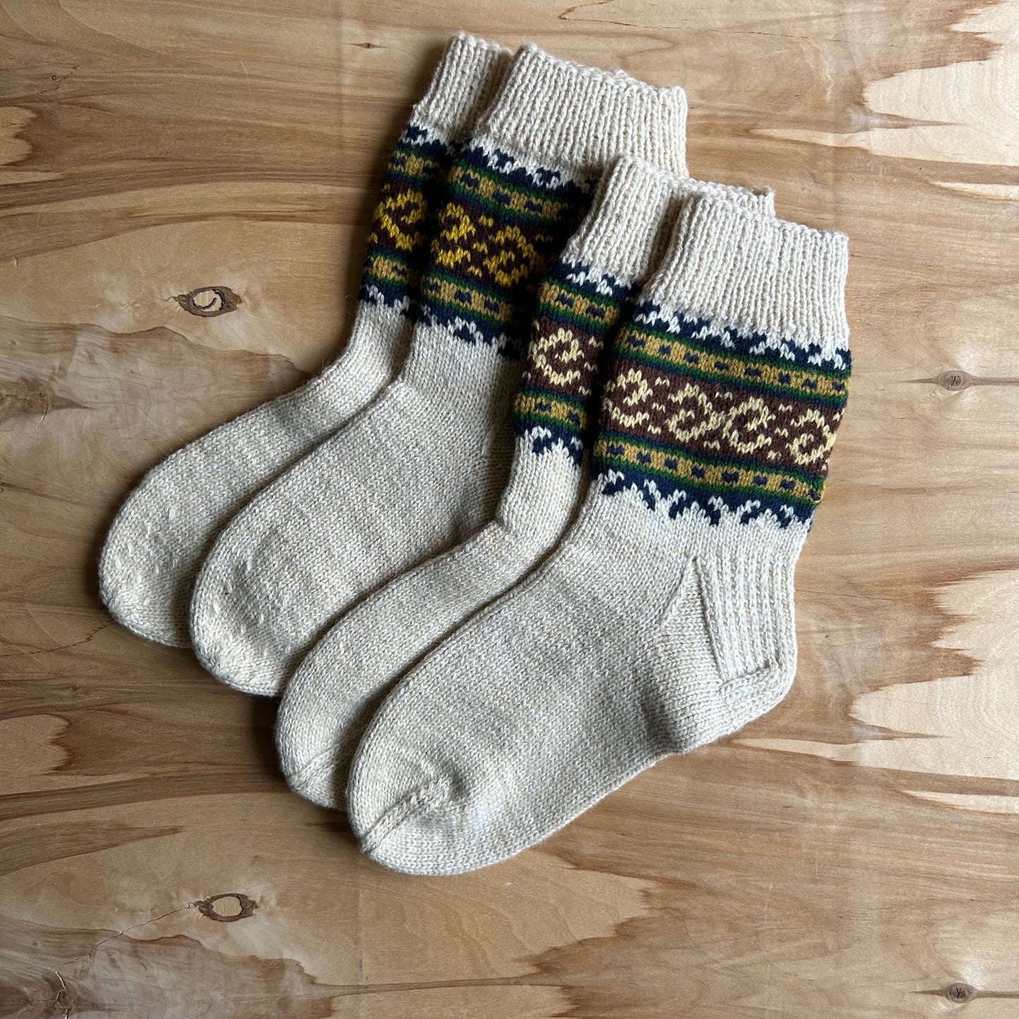 Siltās zeķes 45.-47.izm. gaiši brūnas zeķes ar sarkaniem ornamentiem (MALI 54)