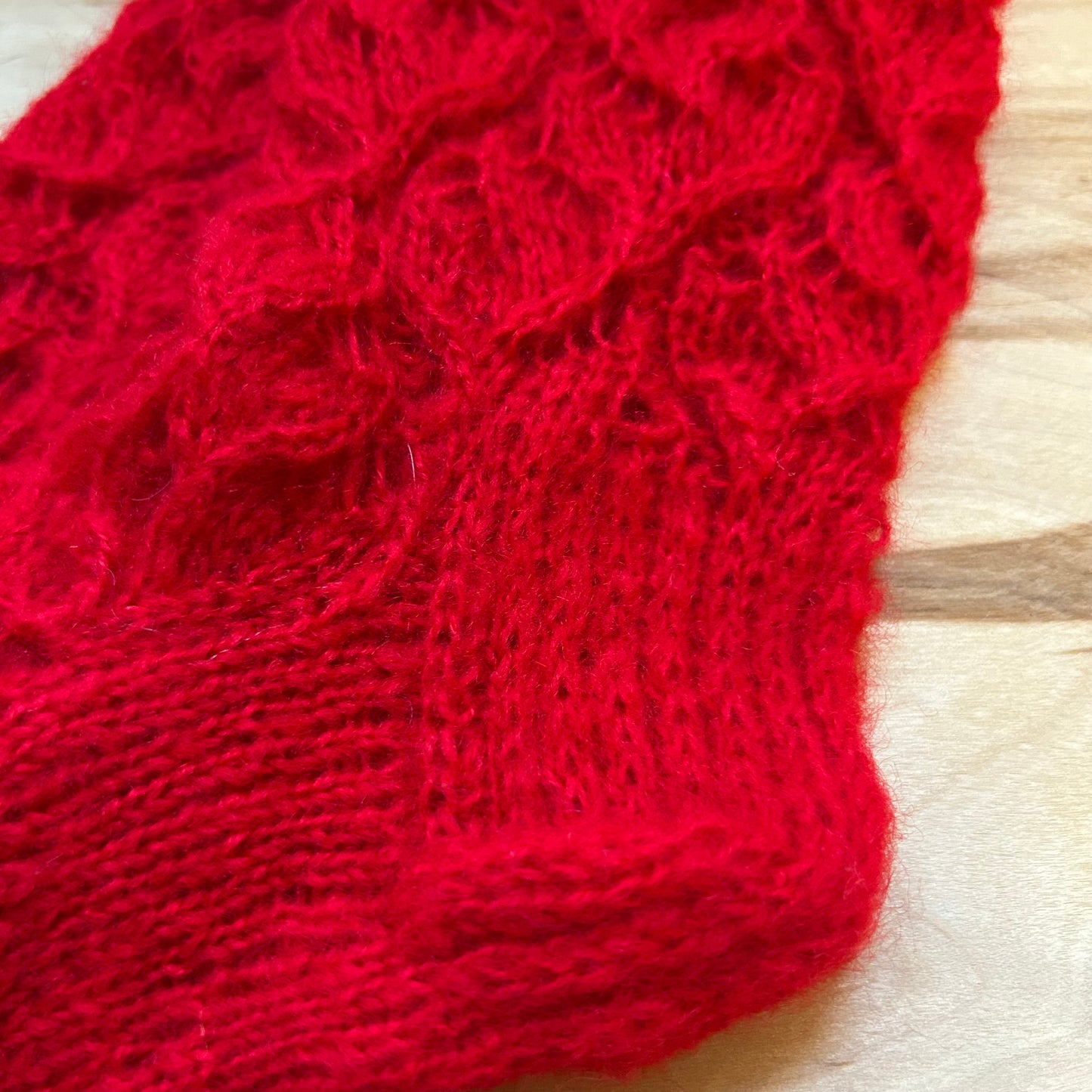 Sarkanas krāsas mežģīņu adījuma siltās zeķes 39.-41. izm. (SITĒ 29)