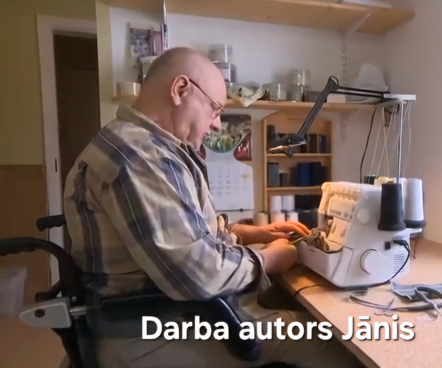 Gaiši brūna šalle ar brūnu truša vilnas dekoratīvu malu (JĀNA 33) - www.tiptip.lv