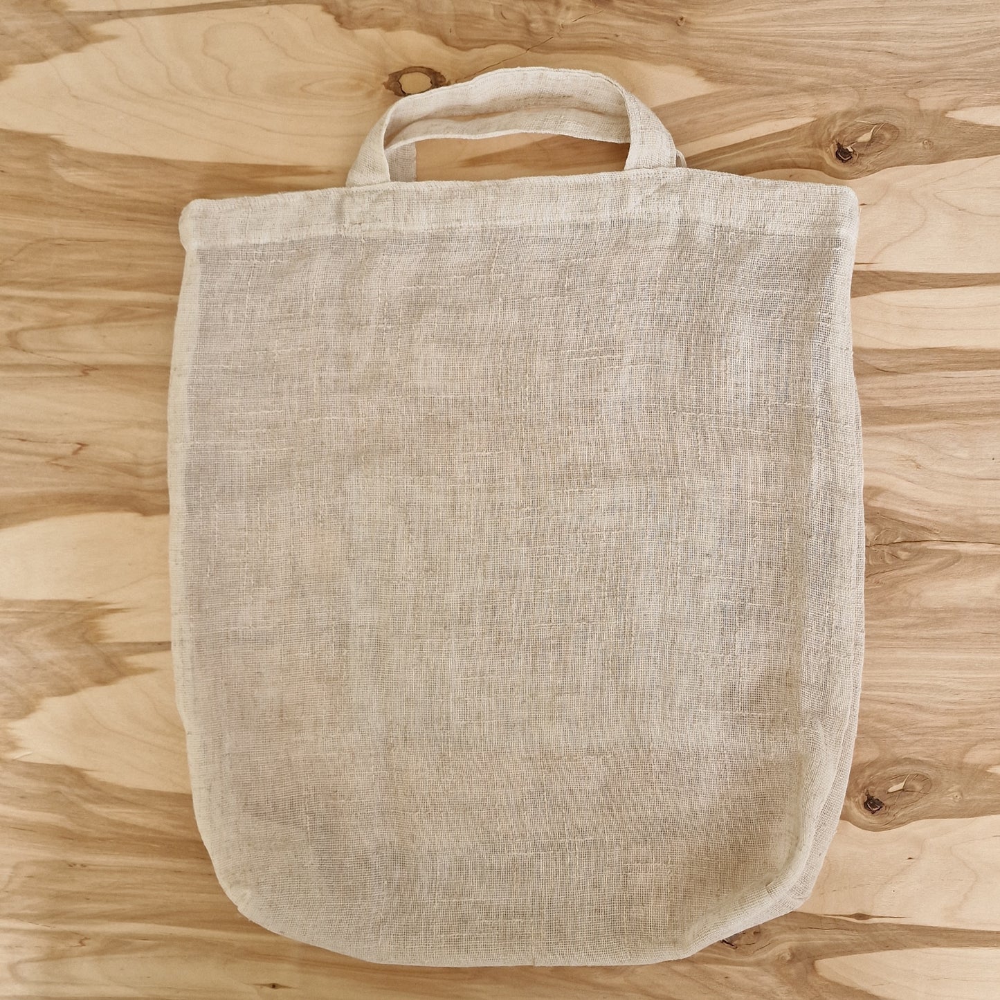 Gaisīgs auduma iepirkumu maisiņš ar izšūtiem sārtiem ziediņiem (LĪLU 12) - www.tiptip.lv