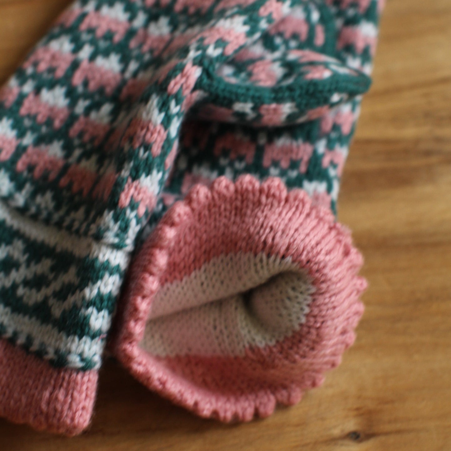 Rozā merino vilnas dūraiņi ar baltiem un zaļiem ornamentiem (RABE 84)