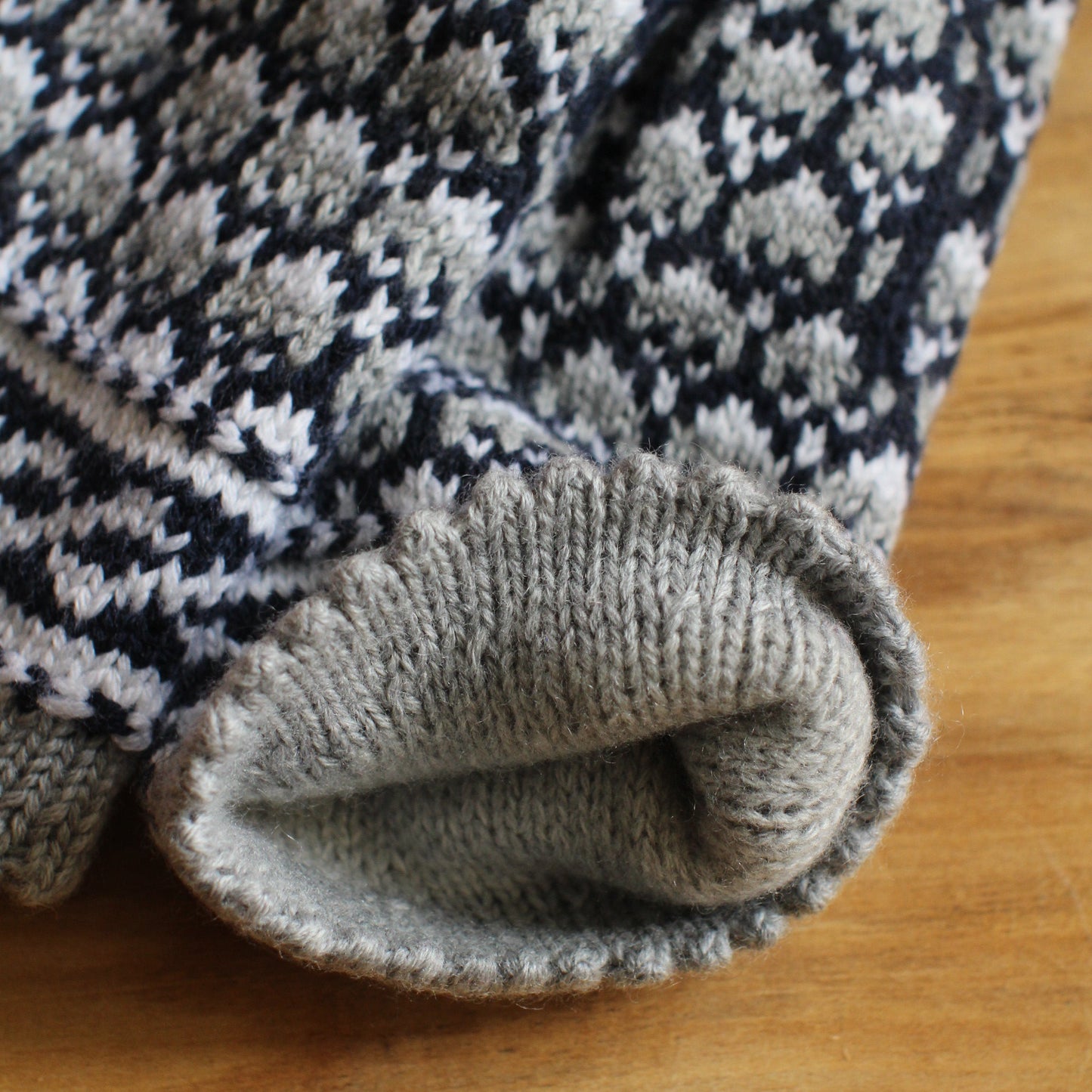 Pelēki merino vilnas dūraiņi ar baltiem un melniem ornamentiem (RABE 86)