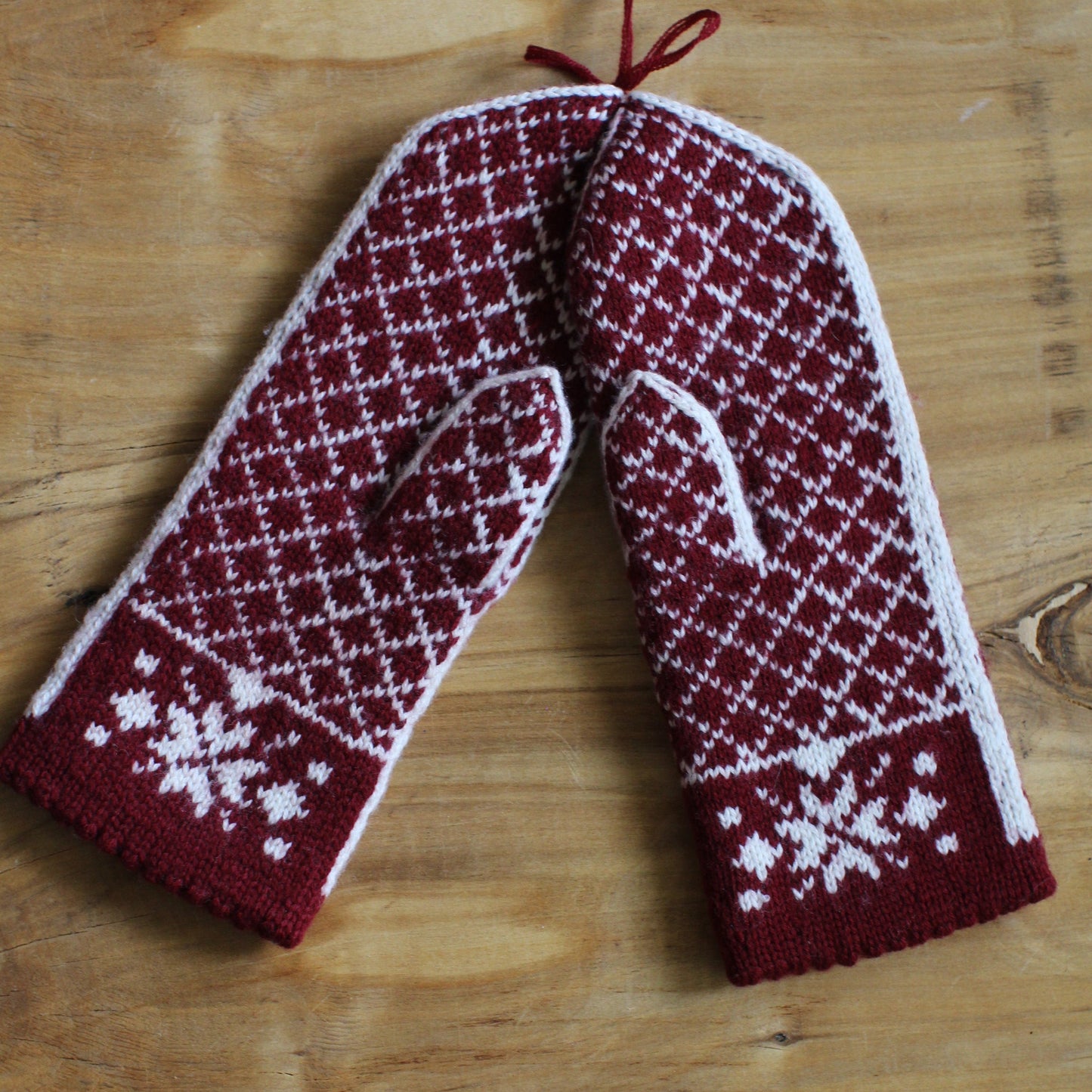 Tumši sarkani merino vilnas dūraiņi ar baltiem ornamentiem (RABE 87)