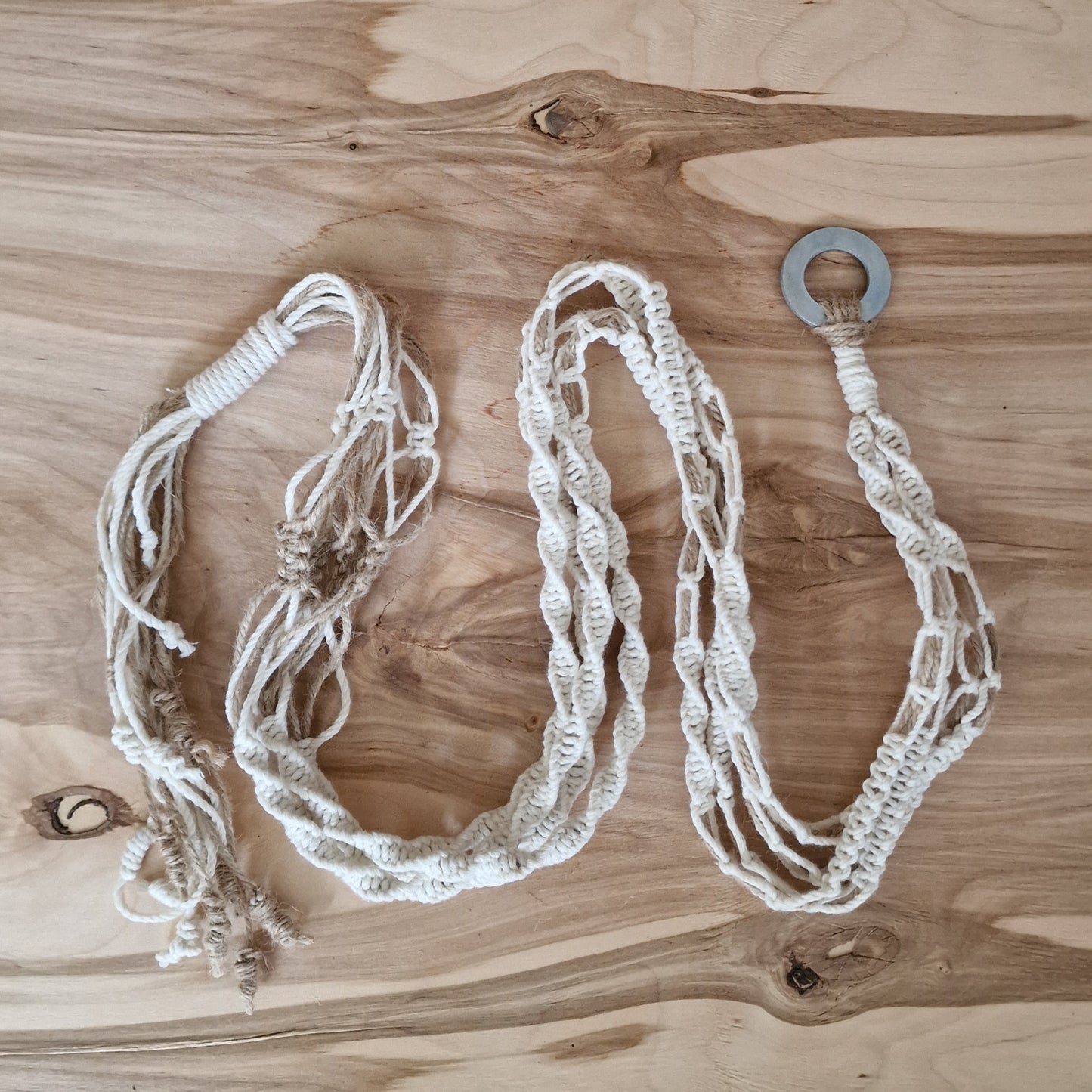 Makramē puķu / augu poda turētājs balts ar brūnipelēku (ANBL 20) - www.tiptip.lv