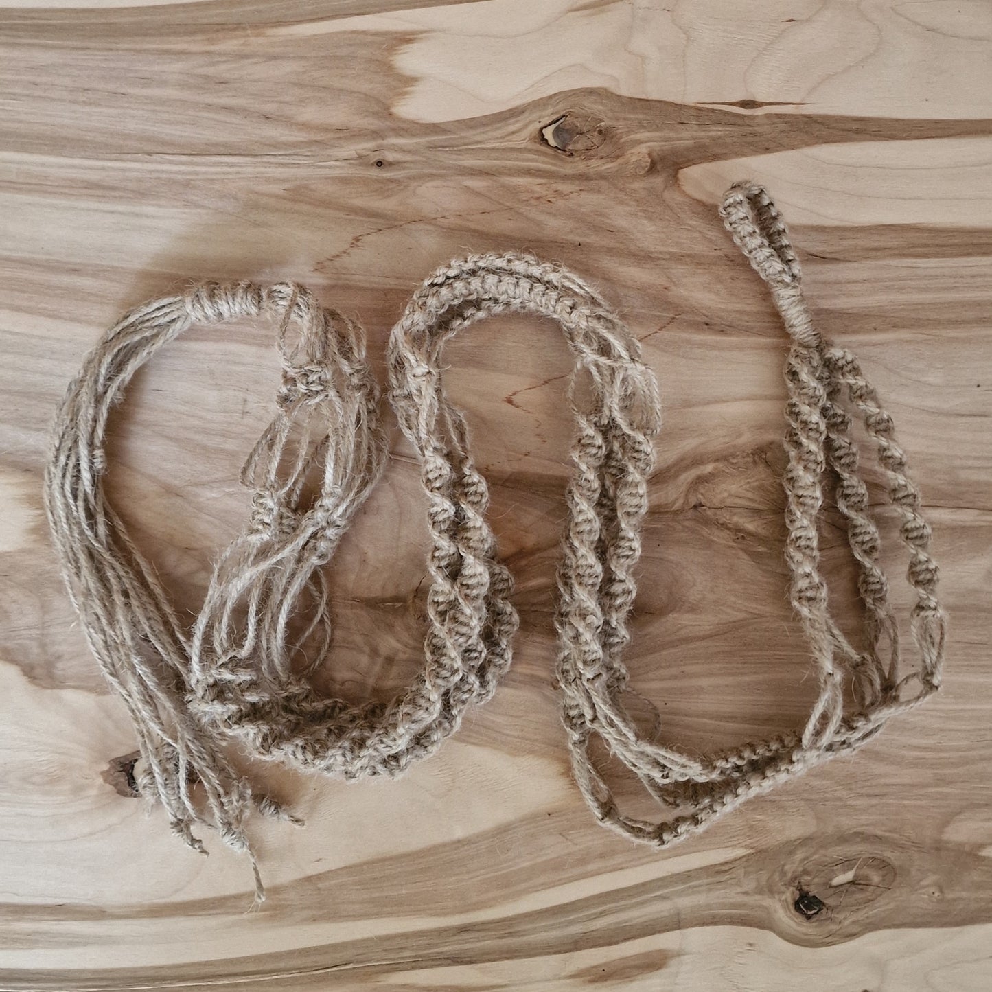 Makramē puķu / augu poda turētājs brūnipelēks (ANBL 19) - www.tiptip.lv