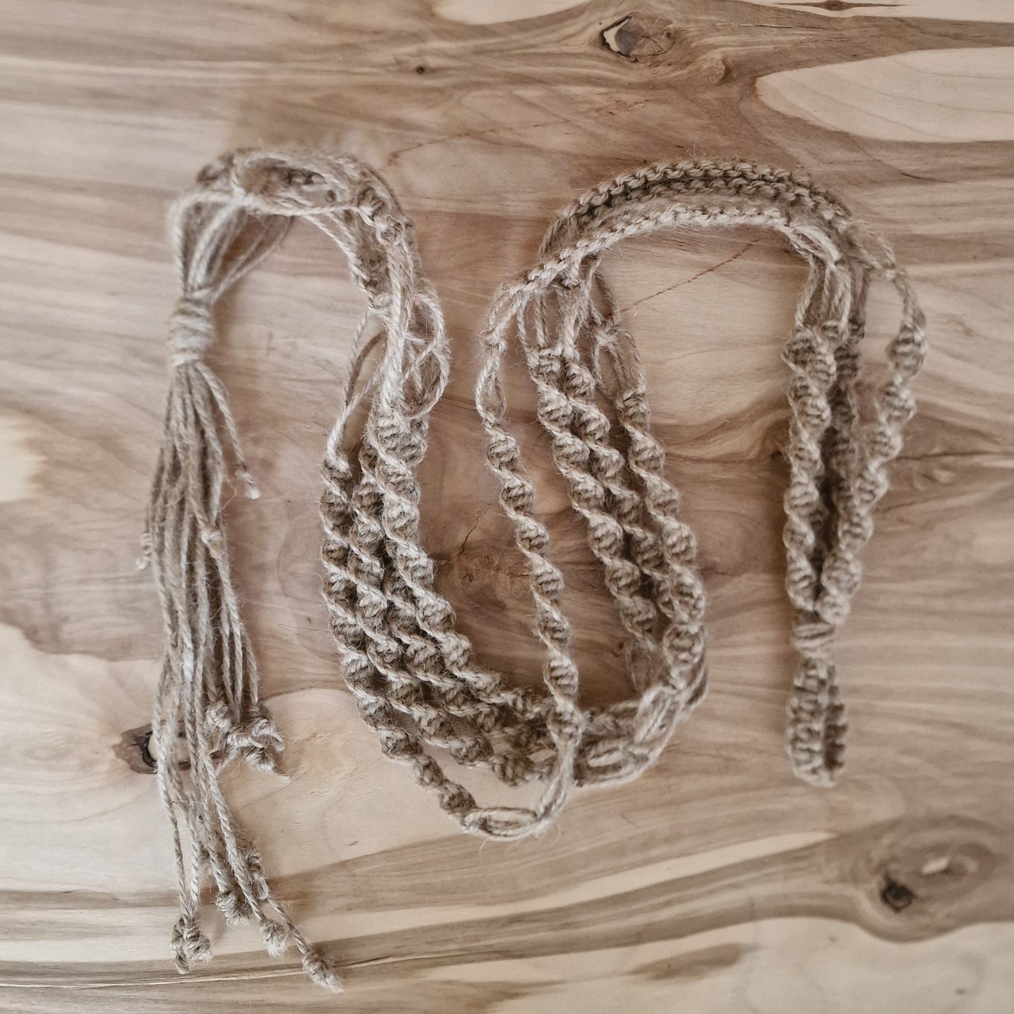 Makramē puķu / augu poda turētājs brūnipelēks (ANBL 21) - www.tiptip.lv