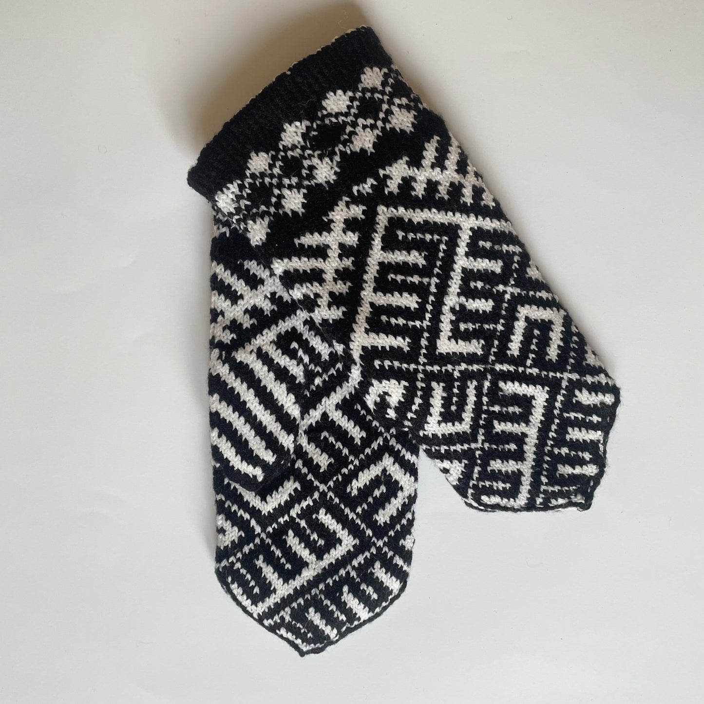 Melnbalti vilnas dubultie dūraiņi ar latvisku rakstu (GEBA 101) - www.tiptip.lv