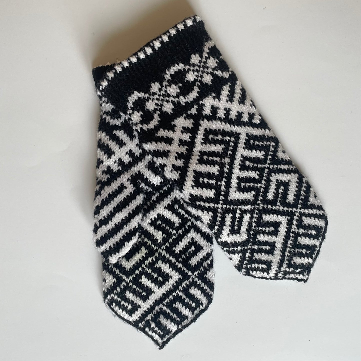 Melnbalti vilnas dubultie dūraiņi ar latvisku rakstu (GEBA 102) - www.tiptip.lv