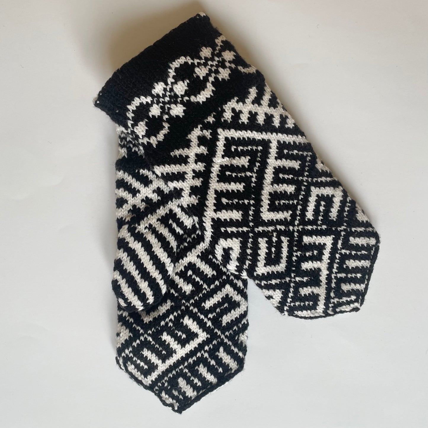 Melnbalti vilnas dubultie dūraiņi ar latvisku rakstu (GEBA 106) - www.tiptip.lv