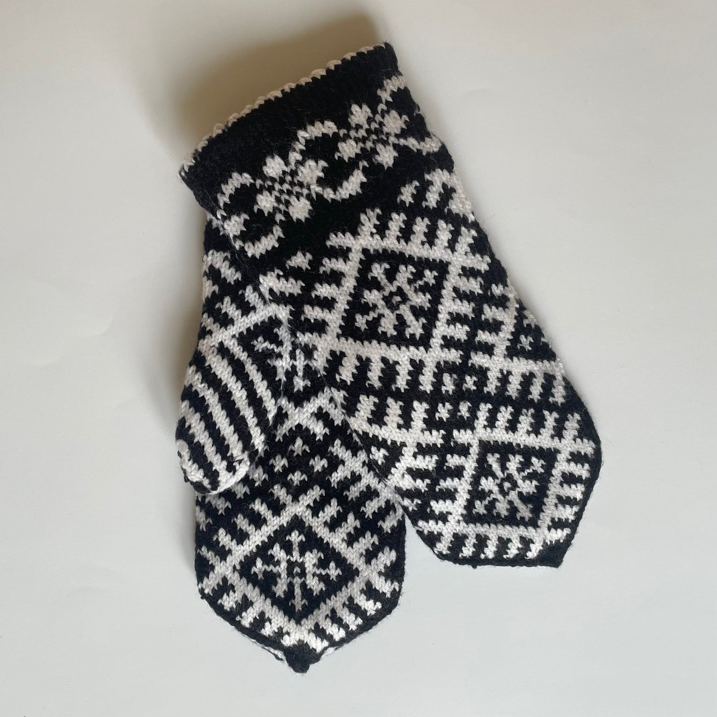 Melnbalti vilnas dubultie dūraiņi ar latvisku rakstu (GEBA 88) - www.tiptip.lv