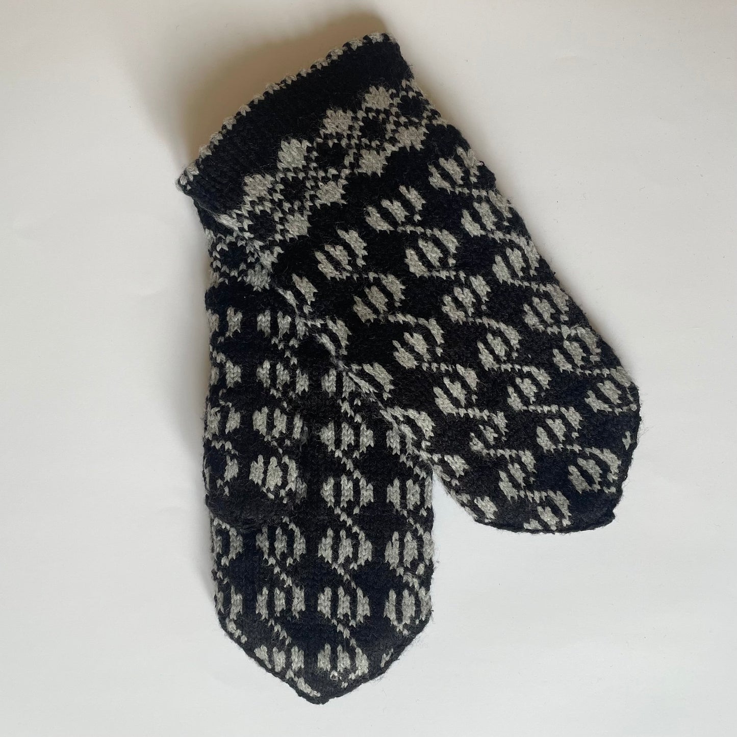 Melni/pelēki vilnas dubultie vīriešu dūraiņi ar dekoratīvu rakstu (GEBA 126) - www.tiptip.lv