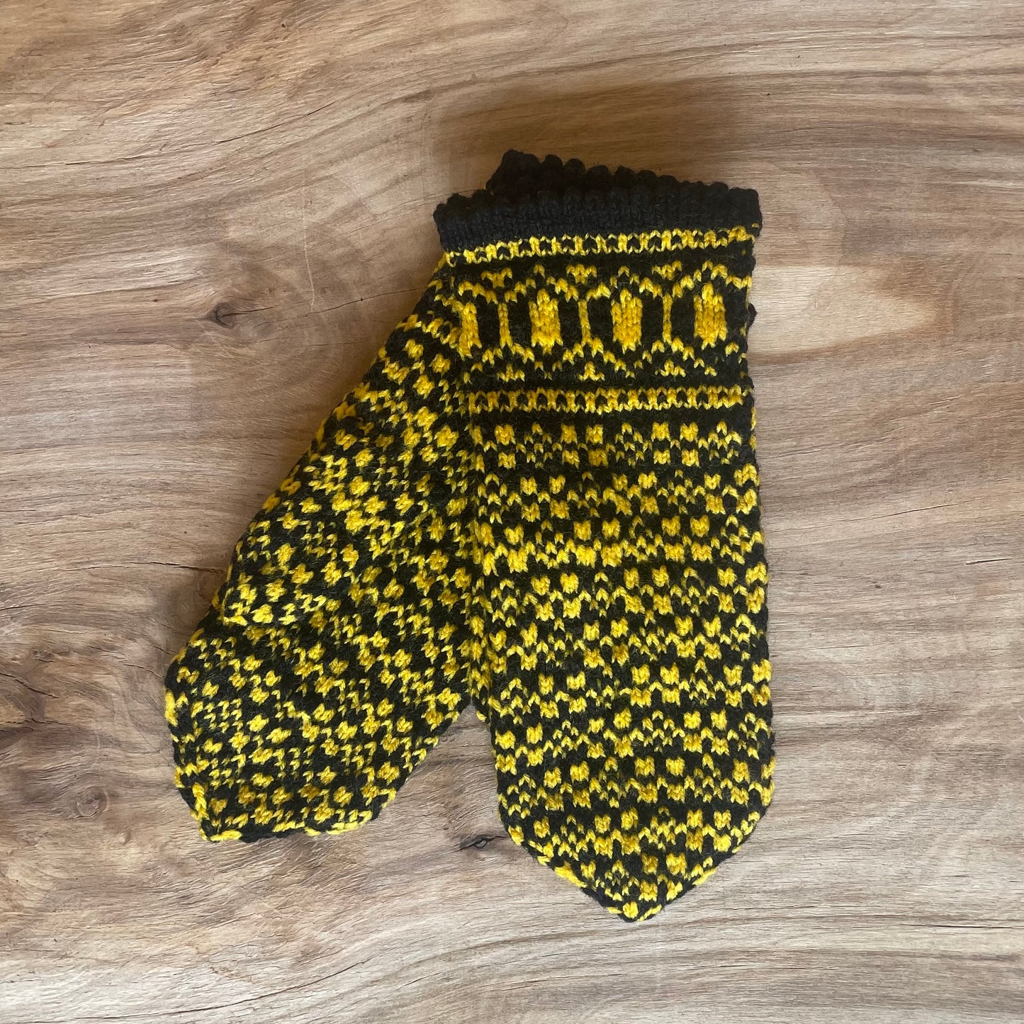 Melni vilnas dūraiņi ar dzeltenu dekoratīvu rakstu (ELPU37) - www.tiptip.lv