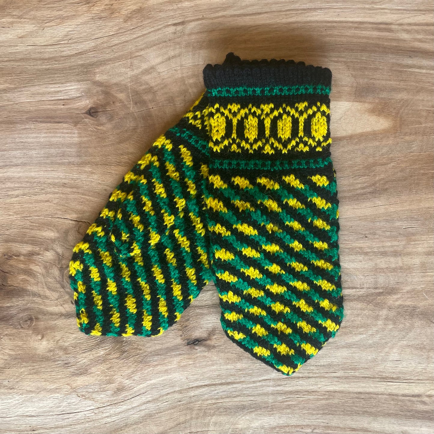 Melni vilnas dūraiņi ar dzeltenu/zaļu dekoratīvu rakstu (ELPU41) - www.tiptip.lv