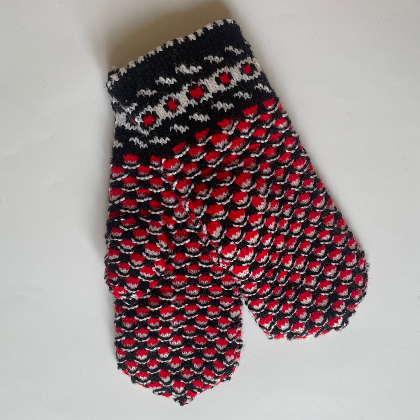 Melni vilnas dubultie dūraiņi ar dekoratīvu rakstu (GEBA 115) - www.tiptip.lv