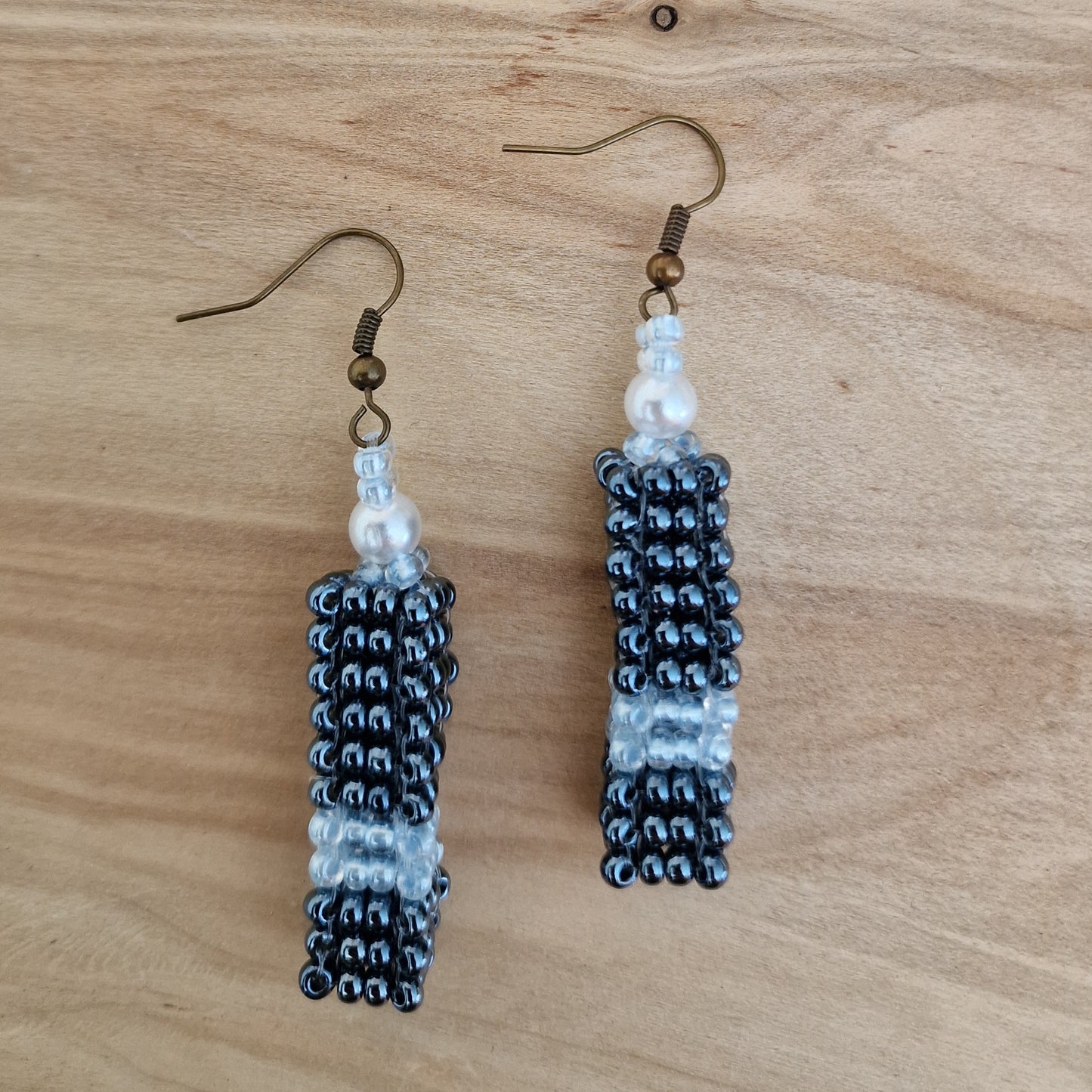 Pelēkbalti telpiski / gareni sīkpērlīšu auskari (DAMI 31) - www.tiptip.lv