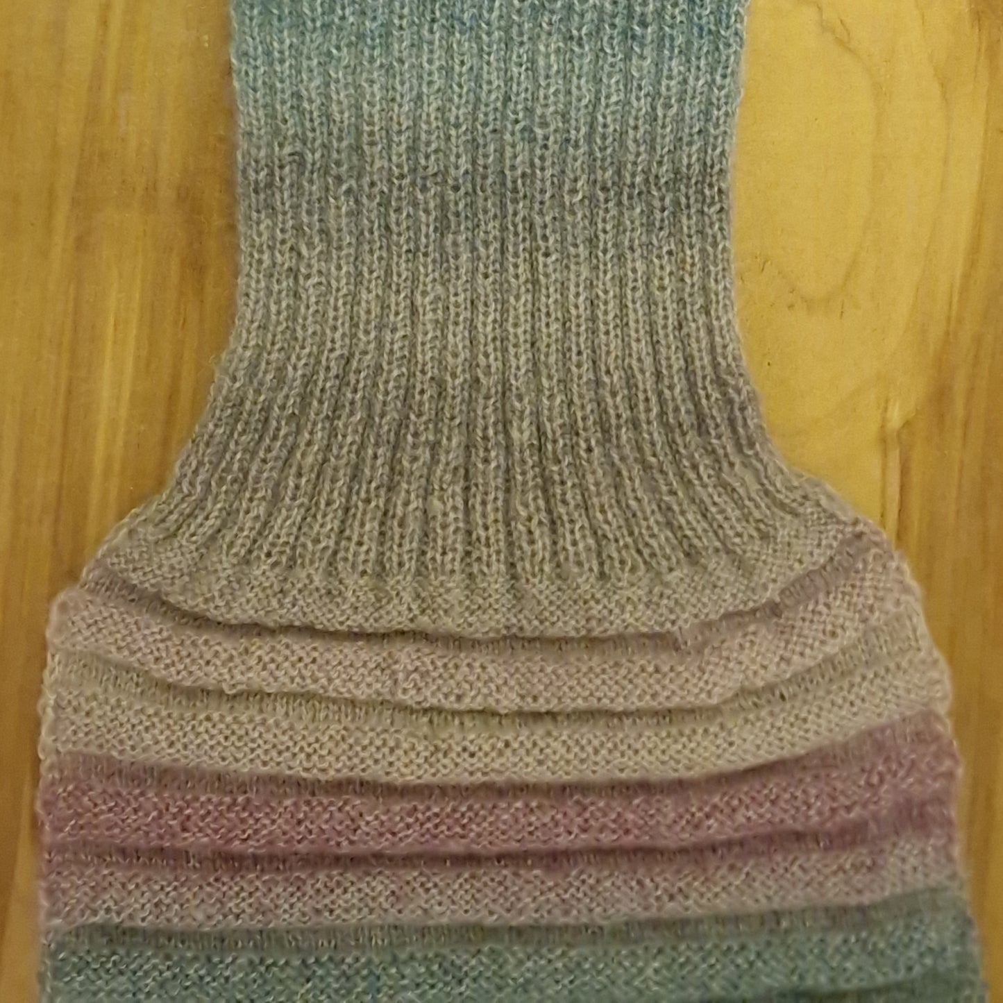 Rokām adīta šalle maigi pelēcīgos toņos (RECE 47) - www.tiptip.lv