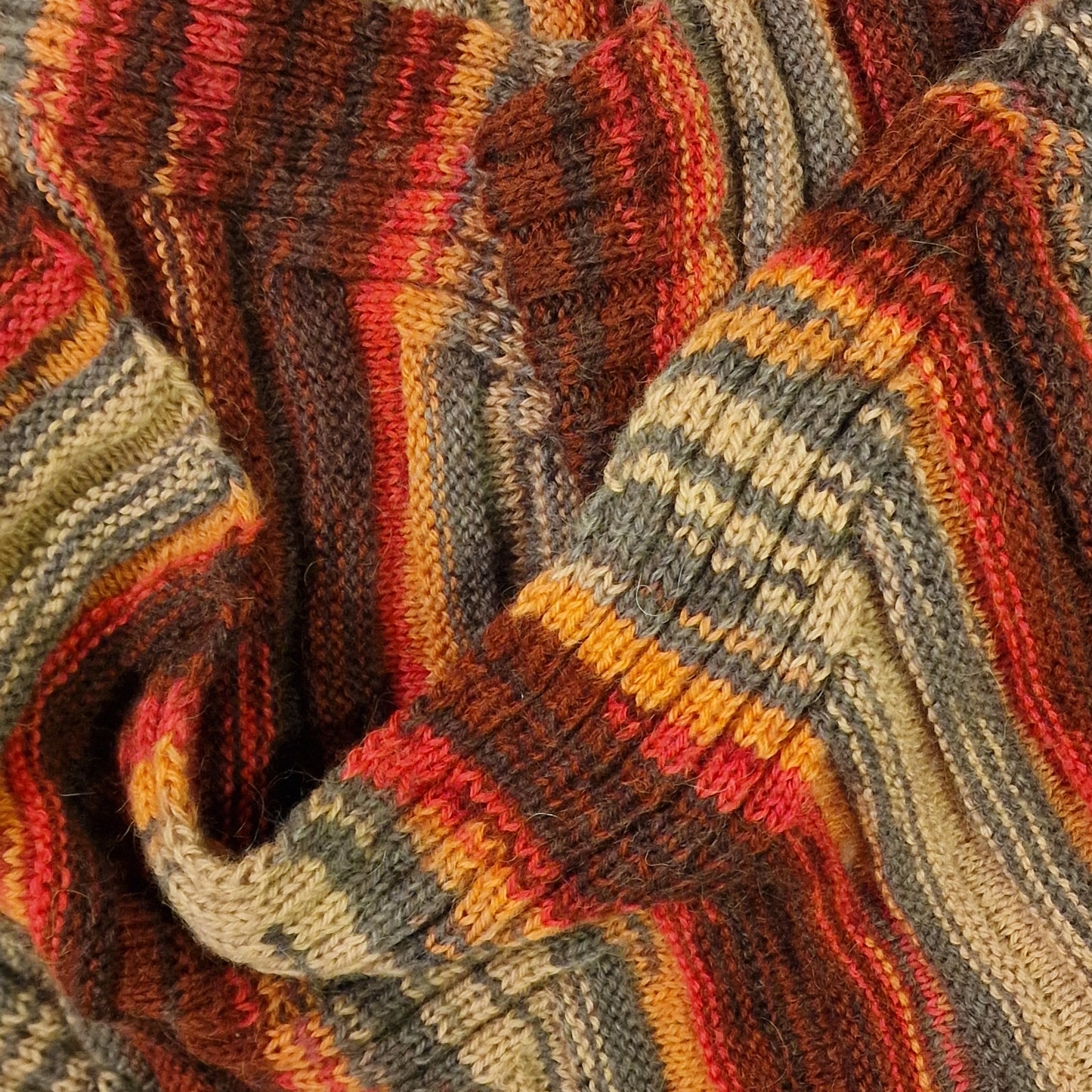 Rokām adīta šalle sarkani /rozīgi / violetos toņos ar bumbuļiem (RECE 44) - www.tiptip.lv