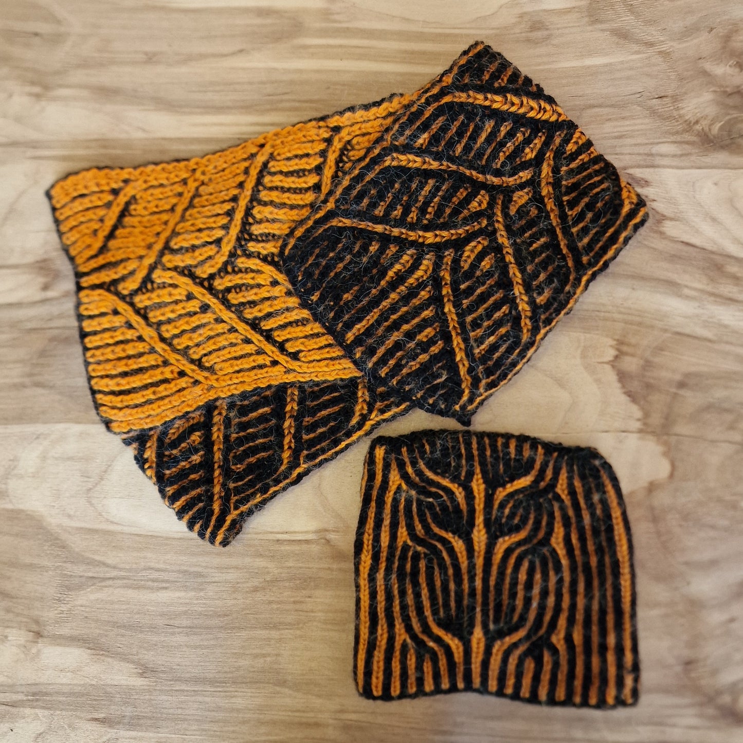 Rokām adīta bērna (1-6 mēn.) cepure un šalle melni/oranža (MAŅI 8) - www.tiptip.lv