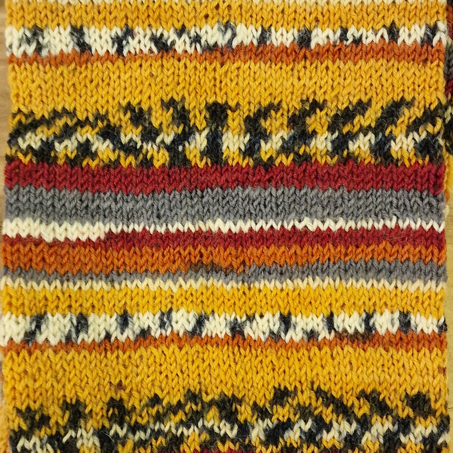 Rokām adīta dubultā šalle zemes toņos ar bumbuļiem (RECE 45) - www.tiptip.lv