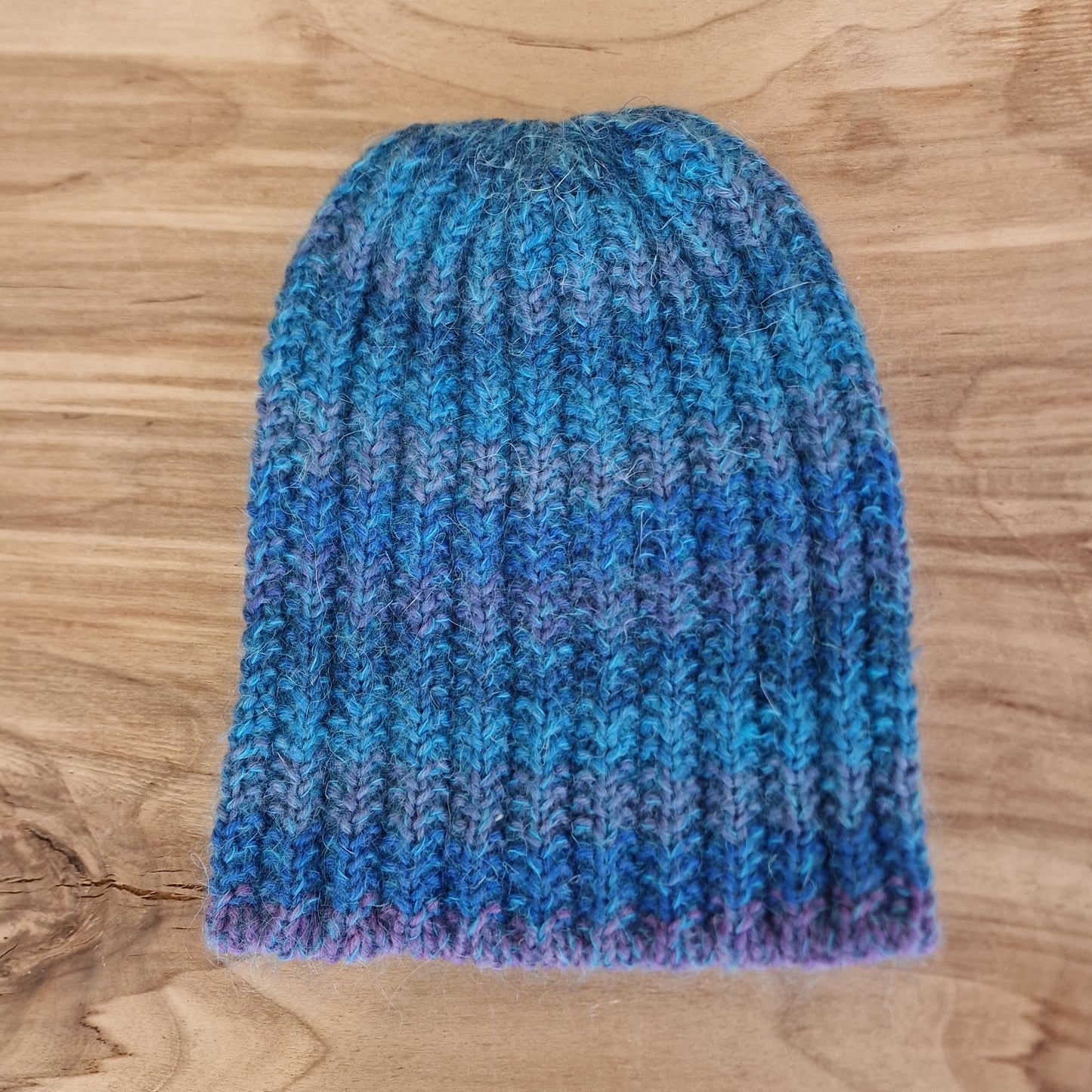 Rokām adīta unisex cepure zilivioletos toņos (MAŅI 11) - www.tiptip.lv