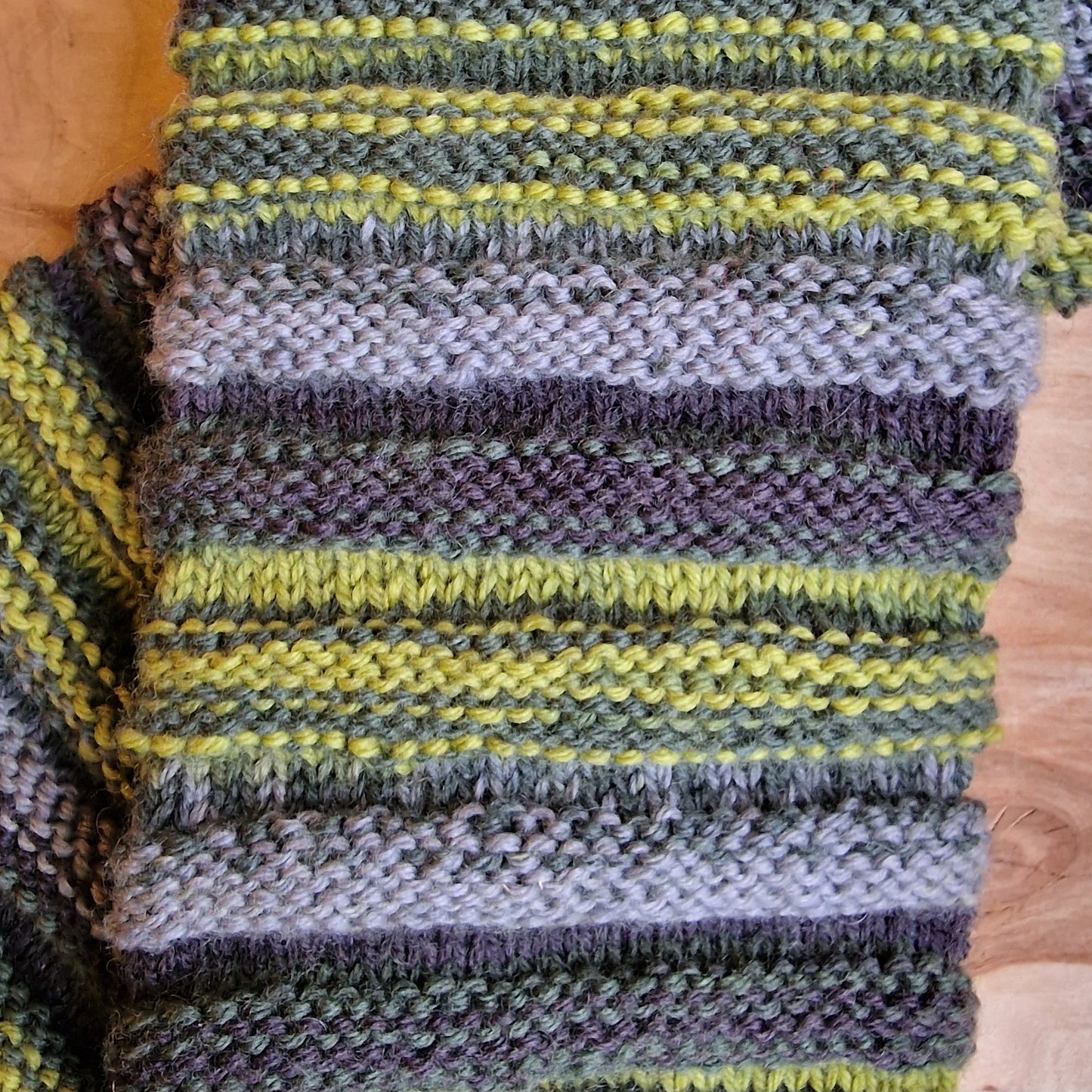 Rokām adītas bezpapēžu zeķes pelēkzaļās krāsās (RECE 50) - www.tiptip.lv